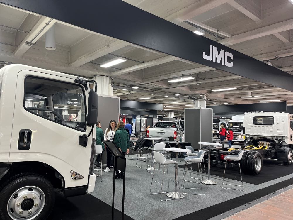 JMC Y JMEV: ASÍ ES LA IMPACTANTE PRESENCIA EN EL SALÓN DEL AUTOMÓVIL DE BOGOTÁ 2024 V12MAGAZINE JMC se prepara para impresionar en el Salón del Automóvil de Bogotá 2024 con su oferta innovadora de vehículos eléctricos, pickups versátiles y camiones eficientes, mostrando su compromiso con la sostenibilidad y tecnología. V12MAGAZINE