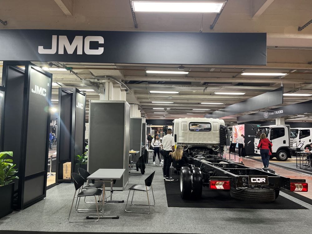 JMC Y JMEV: ASÍ ES LA IMPACTANTE PRESENCIA EN EL SALÓN DEL AUTOMÓVIL DE BOGOTÁ 2024 V12MAGAZINE JMC se prepara para impresionar en el Salón del Automóvil de Bogotá 2024 con su oferta innovadora de vehículos eléctricos, pickups versátiles y camiones eficientes, mostrando su compromiso con la sostenibilidad y tecnología. V12MAGAZINE