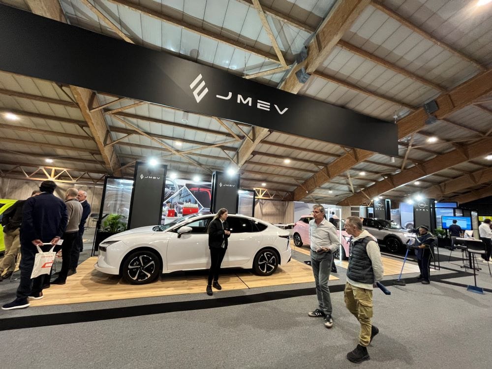 JMC Y JMEV: ASÍ ES LA IMPACTANTE PRESENCIA EN EL SALÓN DEL AUTOMÓVIL DE BOGOTÁ 2024 V12MAGAZINE JMC se prepara para impresionar en el Salón del Automóvil de Bogotá 2024 con su oferta innovadora de vehículos eléctricos, pickups versátiles y camiones eficientes, mostrando su compromiso con la sostenibilidad y tecnología. V12MAGAZINE