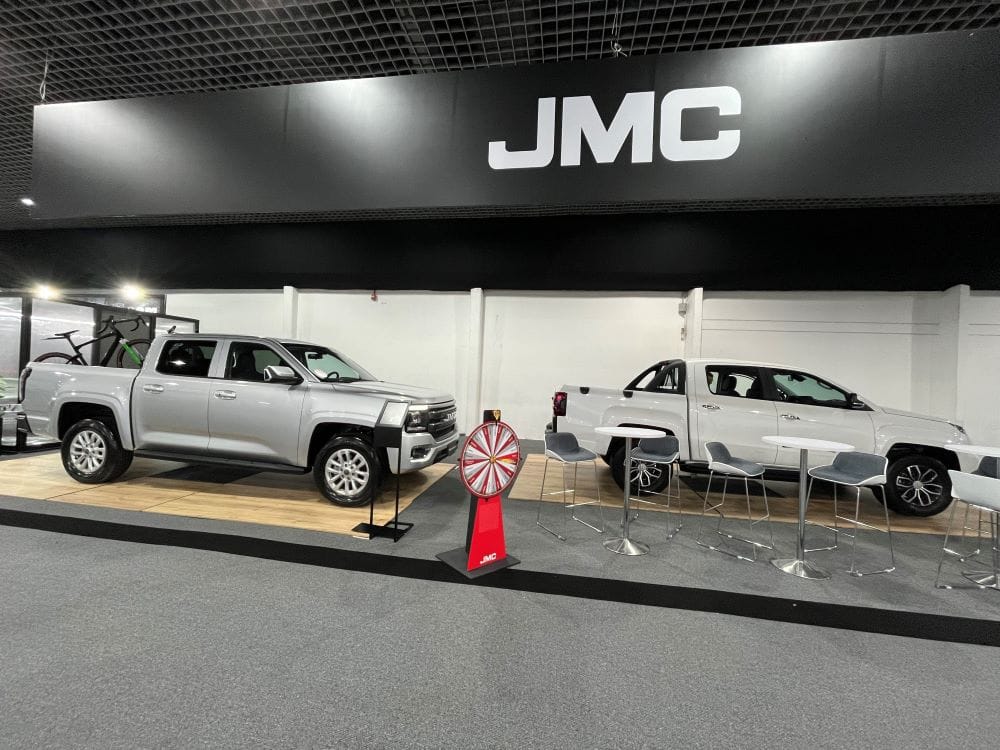 JMC Y JMEV: ASÍ ES LA IMPACTANTE PRESENCIA EN EL SALÓN DEL AUTOMÓVIL DE BOGOTÁ 2024 V12MAGAZINE JMC se prepara para impresionar en el Salón del Automóvil de Bogotá 2024 con su oferta innovadora de vehículos eléctricos, pickups versátiles y camiones eficientes, mostrando su compromiso con la sostenibilidad y tecnología. V12MAGAZINE