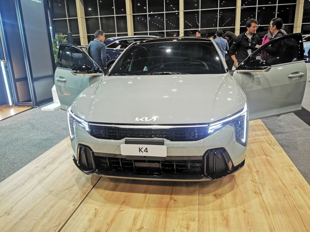 NUEVO KIA K4: EL SEDÁN QUE REVOLUCIONA EL SEGMENTO C EN COLOMBIA V12MAGAZINE Kia K4, el nuevo sedán de lujo, combina diseño deportivo, tecnología avanzada y sostenibilidad, posicionándose como un referente en el mercado colombiano con características exclusivas y gran eficiencia. V12MAGAZINE