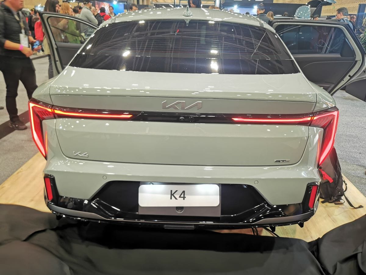 NUEVO KIA K4: EL SEDÁN QUE REVOLUCIONA EL SEGMENTO C EN COLOMBIA V12MAGAZINE Kia K4, el nuevo sedán de lujo, combina diseño deportivo, tecnología avanzada y sostenibilidad, posicionándose como un referente en el mercado colombiano con características exclusivas y gran eficiencia. V12MAGAZINE