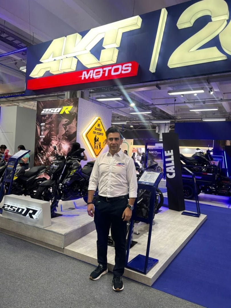 AKT MOTOS CELEBRA 20 AÑOS DE ÉXITO CON CUATRO NUEVOS MODELOS EN COLOMBIA V12MAGAZINE AKT Motos, la marca colombiana líder en motocicletas, celebra dos décadas de éxito con más de 1,500,000 unidades vendidas y presenta cuatro innovadores modelos en el XVIII Salón Internacional del Automóvil. V12MAGAZINE