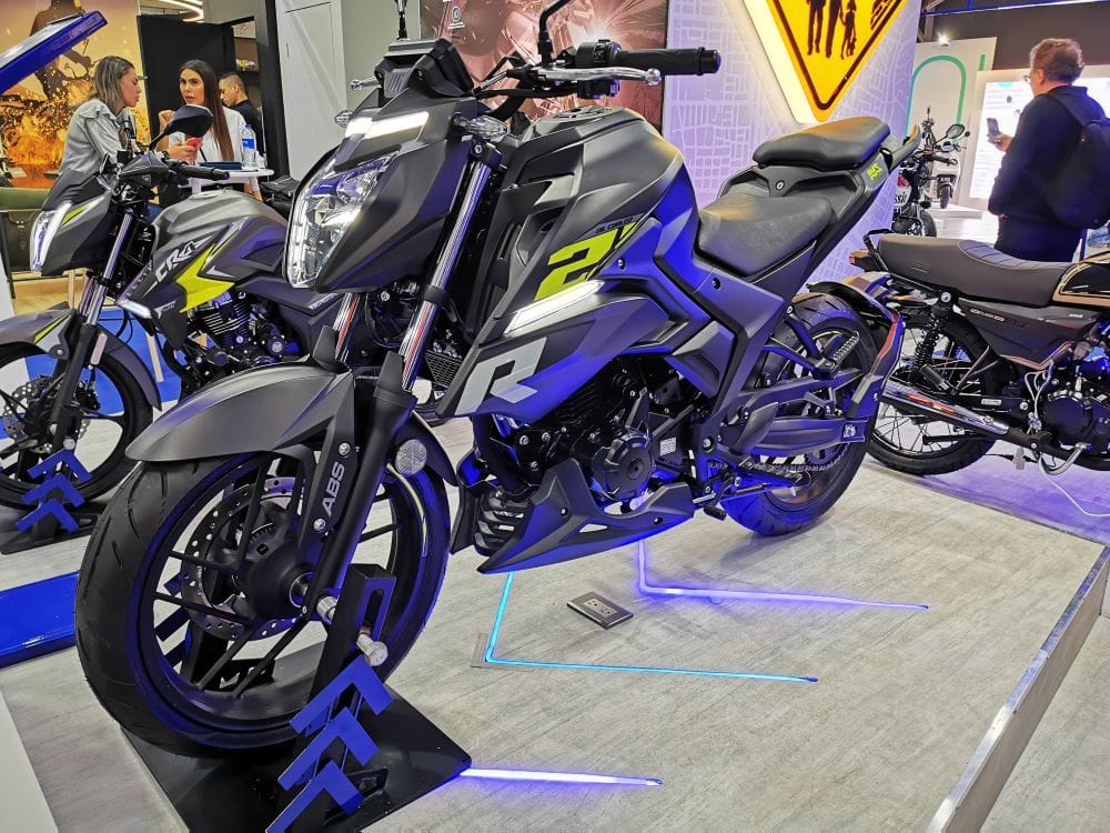 AKT MOTOS CELEBRA 20 AÑOS DE ÉXITO CON CUATRO NUEVOS MODELOS EN COLOMBIA V12MAGAZINE AKT Motos, la marca colombiana líder en motocicletas, celebra dos décadas de éxito con más de 1,500,000 unidades vendidas y presenta cuatro innovadores modelos en el XVIII Salón Internacional del Automóvil. V12MAGAZINE