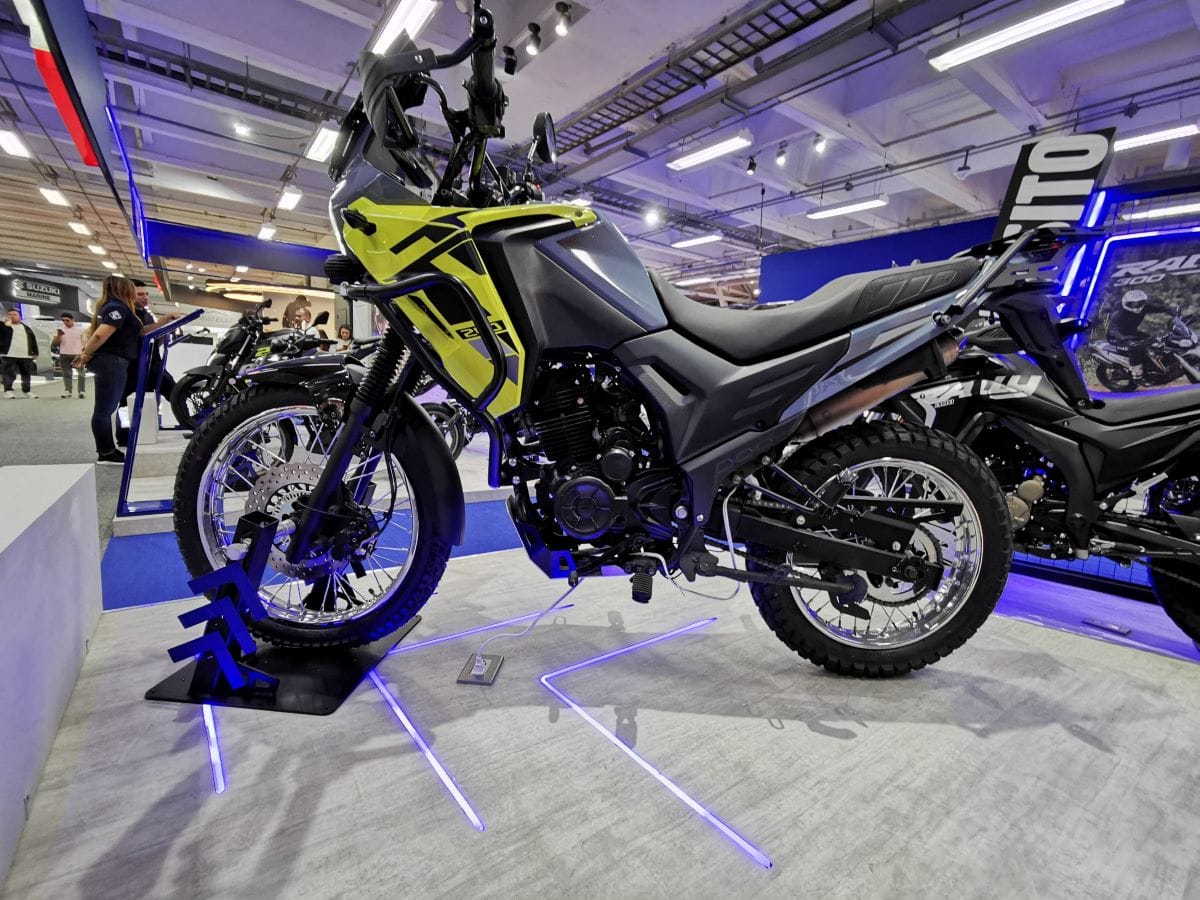 AKT MOTOS CELEBRA 20 AÑOS DE ÉXITO CON CUATRO NUEVOS MODELOS EN COLOMBIA V12MAGAZINE AKT Motos, la marca colombiana líder en motocicletas, celebra dos décadas de éxito con más de 1,500,000 unidades vendidas y presenta cuatro innovadores modelos en el XVIII Salón Internacional del Automóvil. V12MAGAZINE