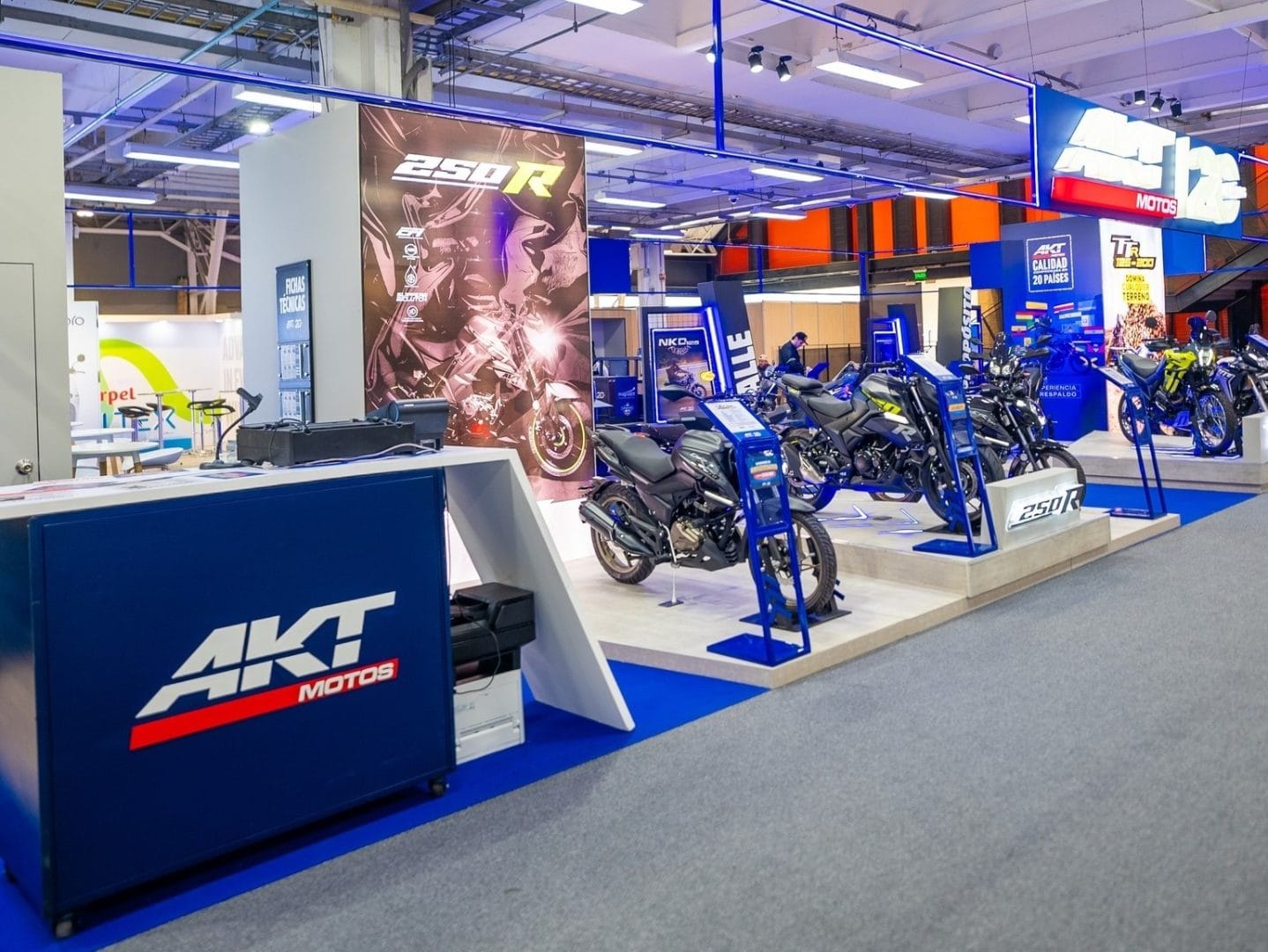 AKT MOTOS CELEBRA 20 AÑOS DE ÉXITO CON CUATRO NUEVOS MODELOS EN COLOMBIA V12MAGAZINE AKT Motos, la marca colombiana líder en motocicletas, celebra dos décadas de éxito con más de 1,500,000 unidades vendidas y presenta cuatro innovadores modelos en el XVIII Salón Internacional del Automóvil. V12MAGAZINE