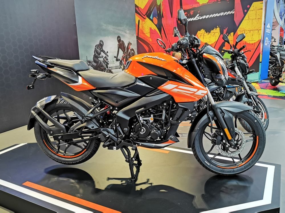 LA INNOVACIÓN DE BAJAJ Y TRIUMPH BRILLA EN EL SALÓN DEL AUTOMÓVIL V12MAGAZINE Bajaj y Triumph, con el respaldo de Grupo UMA, destacan en el Salón del Automóvil, ofreciendo innovadoras ediciones especiales y experiencias de alta calidad que cautivan a los apasionados del motociclismo. V12MAGAZINE