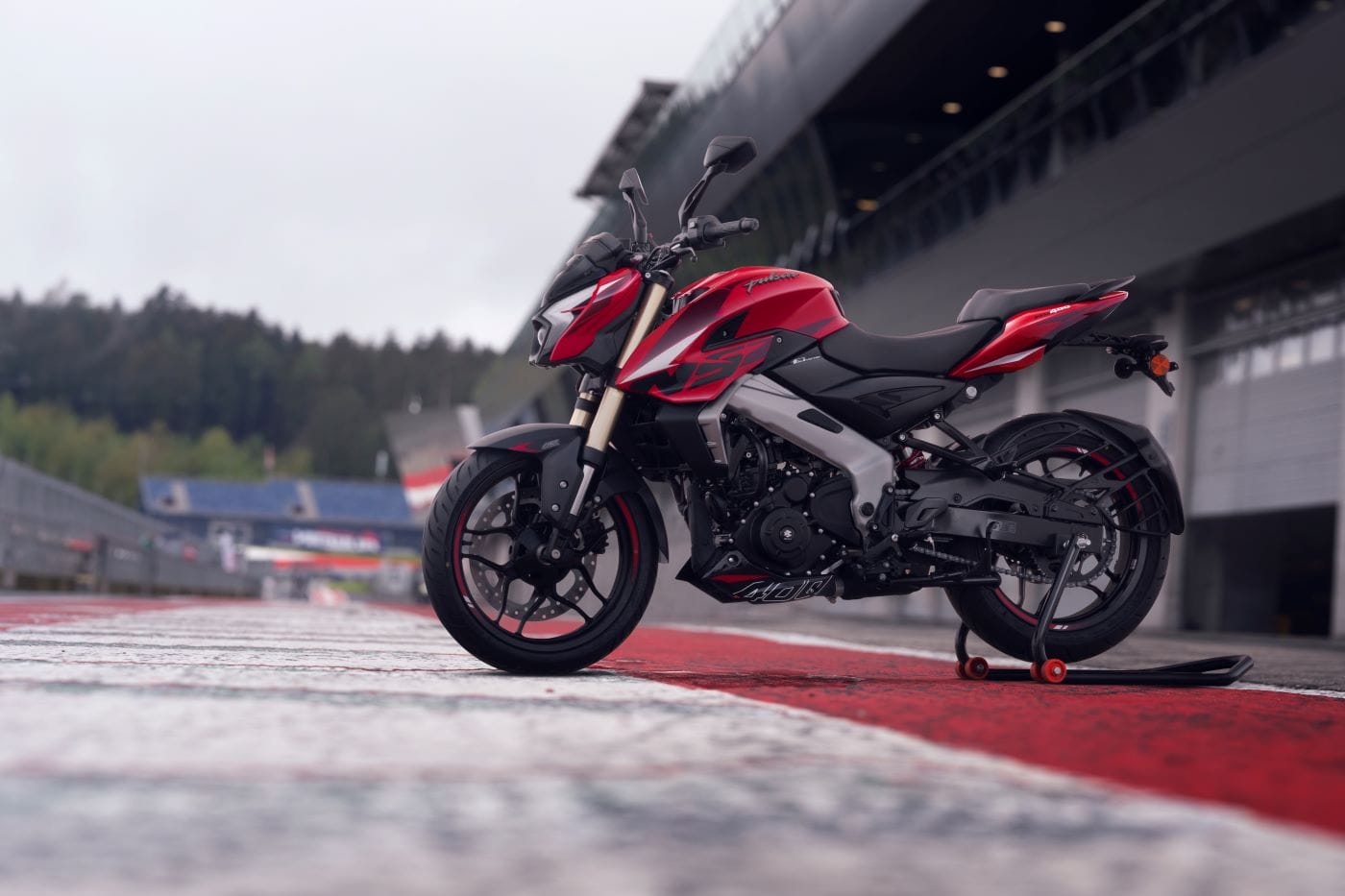 LA INNOVACIÓN DE BAJAJ Y TRIUMPH BRILLA EN EL SALÓN DEL AUTOMÓVIL V12MAGAZINE Bajaj y Triumph, con el respaldo de Grupo UMA, destacan en el Salón del Automóvil, ofreciendo innovadoras ediciones especiales y experiencias de alta calidad que cautivan a los apasionados del motociclismo. V12MAGAZINE