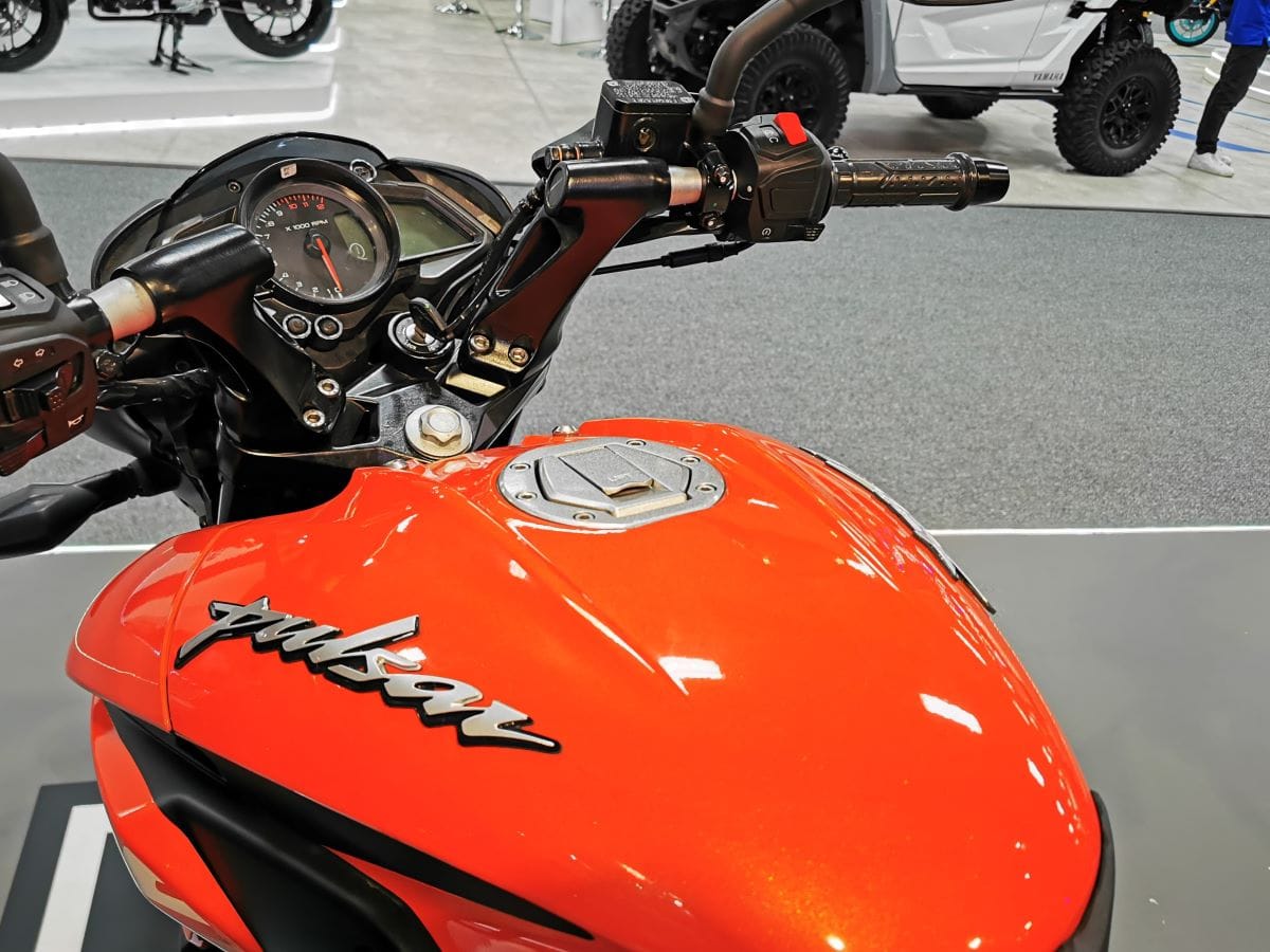 LA INNOVACIÓN DE BAJAJ Y TRIUMPH BRILLA EN EL SALÓN DEL AUTOMÓVIL V12MAGAZINE Bajaj y Triumph, con el respaldo de Grupo UMA, destacan en el Salón del Automóvil, ofreciendo innovadoras ediciones especiales y experiencias de alta calidad que cautivan a los apasionados del motociclismo. V12MAGAZINE