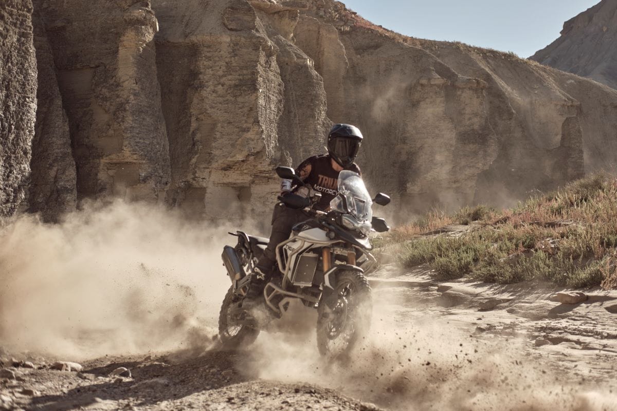 LA INNOVACIÓN DE BAJAJ Y TRIUMPH BRILLA EN EL SALÓN DEL AUTOMÓVIL V12MAGAZINE Triumph - Bajaj