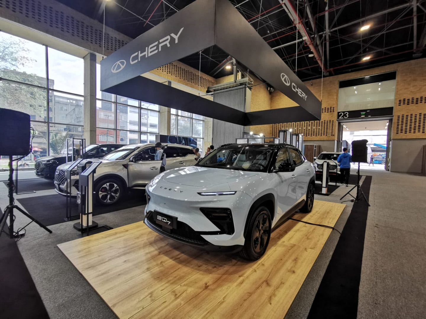 MOVILIDAD SOSTENIBLE: CHERY IMPACTA EL SALÓN DEL AUTOMÓVIL 2024 CON TECNOLOGÍA LIMPIA Y LUJOSA V12MAGAZINE Chery se destaca en el Salón Internacional del Automóvil 2024 en Bogotá, presentando un portafolio innovador de modelos eléctricos e híbridos que marcan un compromiso con la sostenibilidad y el diseño avanzado. V12MAGAZINE
