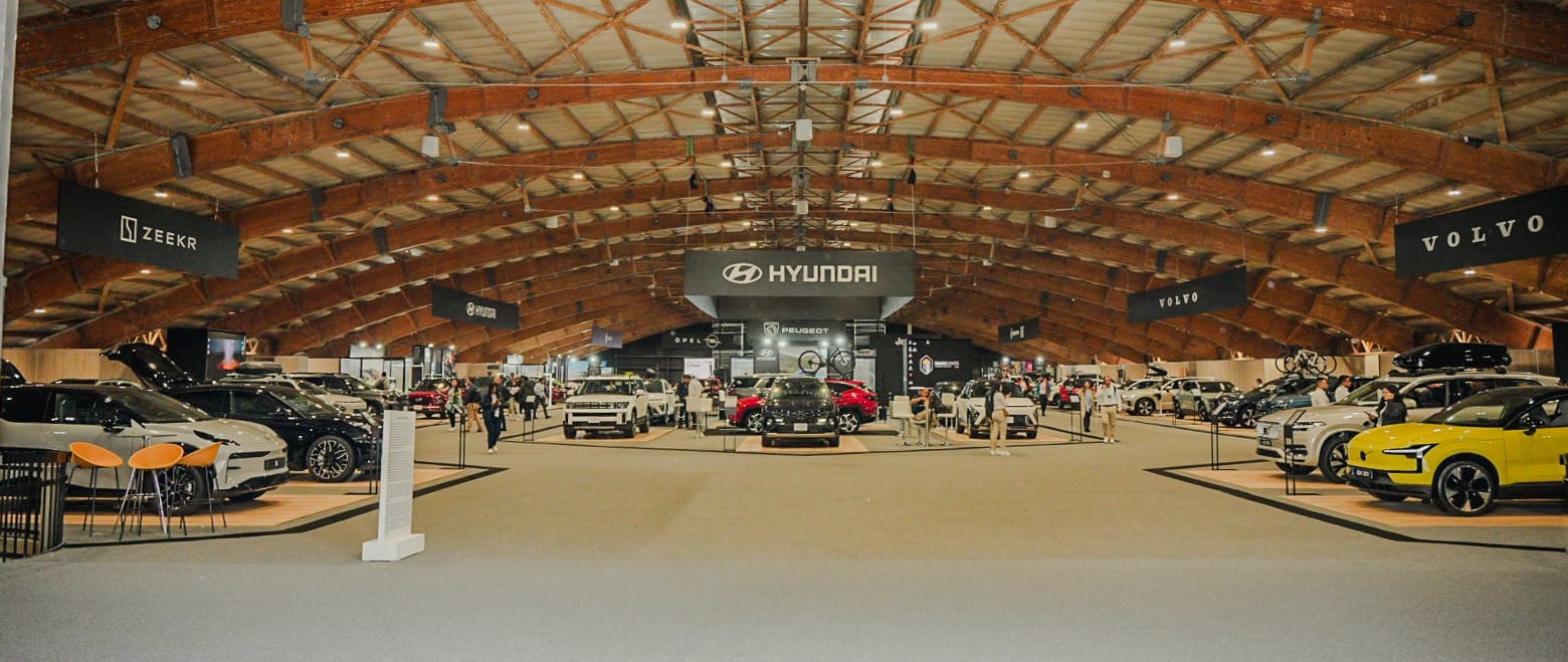 LA INNOVADORA PROPUESTA DE ASTARA EN COLOMBIA: MOVILIDAD SOSTENIBLE Y DIVERSIFICADA V12MAGAZINE Astara marca presencia en el Salón del Automóvil 2024 en Corferias, Bogotá, consolidándose como un referente de movilidad moderna y sostenible. En los pabellones 3, 6 y 7, la empresa expone su potente portafolio que incluye vehículos de marcas como Fiat, Hyundai, Jeep, JMC, Opel, Peugeot, RAM, Volvo, y Zeekr, atendiendo a los intereses de diversos públicos en el sector automotor colombiano. V12MAGAZINE