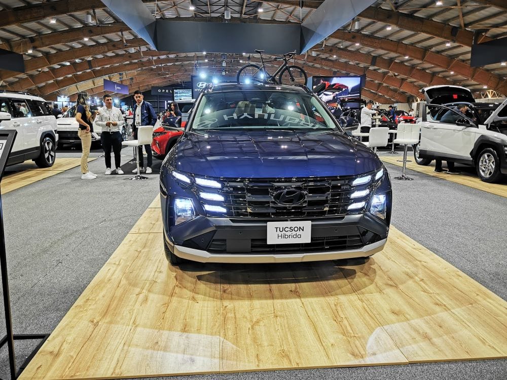 LA INNOVADORA PROPUESTA DE ASTARA EN COLOMBIA: MOVILIDAD SOSTENIBLE Y DIVERSIFICADA V12MAGAZINE Astara marca presencia en el Salón del Automóvil 2024 en Corferias, Bogotá, consolidándose como un referente de movilidad moderna y sostenible. En los pabellones 3, 6 y 7, la empresa expone su potente portafolio que incluye vehículos de marcas como Fiat, Hyundai, Jeep, JMC, Opel, Peugeot, RAM, Volvo, y Zeekr, atendiendo a los intereses de diversos públicos en el sector automotor colombiano. V12MAGAZINE