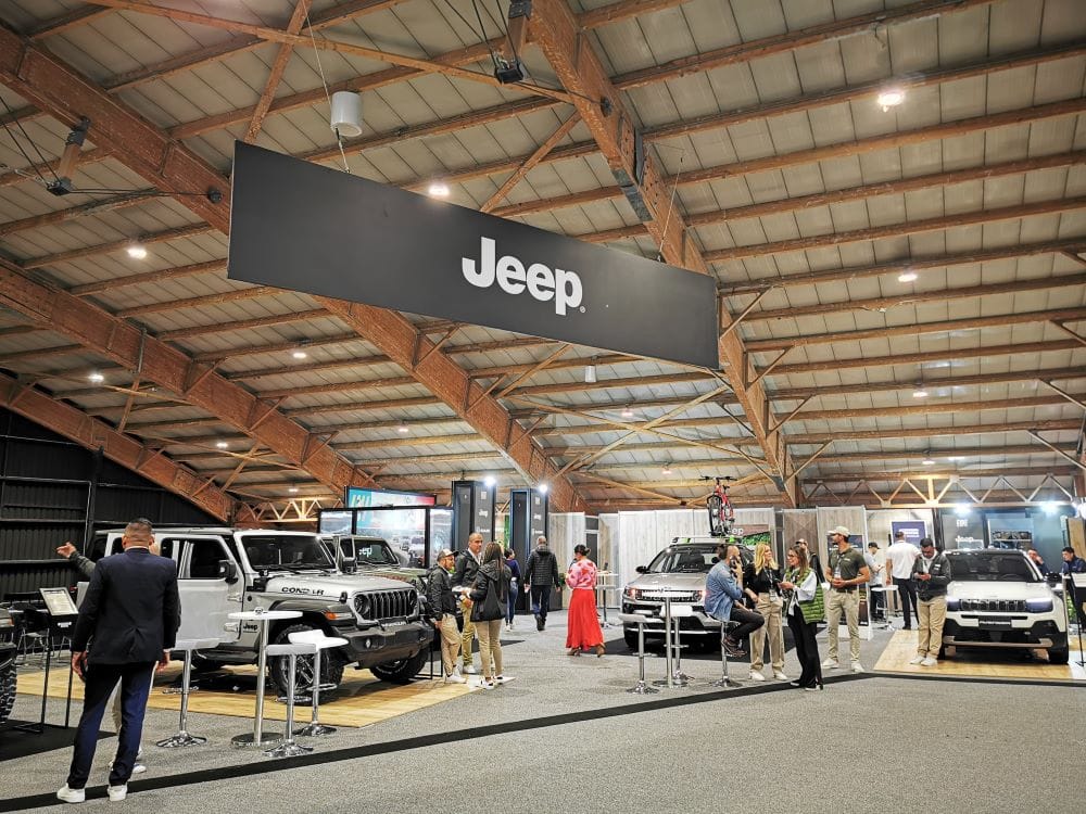 LA INNOVADORA PROPUESTA DE ASTARA EN COLOMBIA: MOVILIDAD SOSTENIBLE Y DIVERSIFICADA V12MAGAZINE Astara marca presencia en el Salón del Automóvil 2024 en Corferias, Bogotá, consolidándose como un referente de movilidad moderna y sostenible. En los pabellones 3, 6 y 7, la empresa expone su potente portafolio que incluye vehículos de marcas como Fiat, Hyundai, Jeep, JMC, Opel, Peugeot, RAM, Volvo, y Zeekr, atendiendo a los intereses de diversos públicos en el sector automotor colombiano. V12MAGAZINE