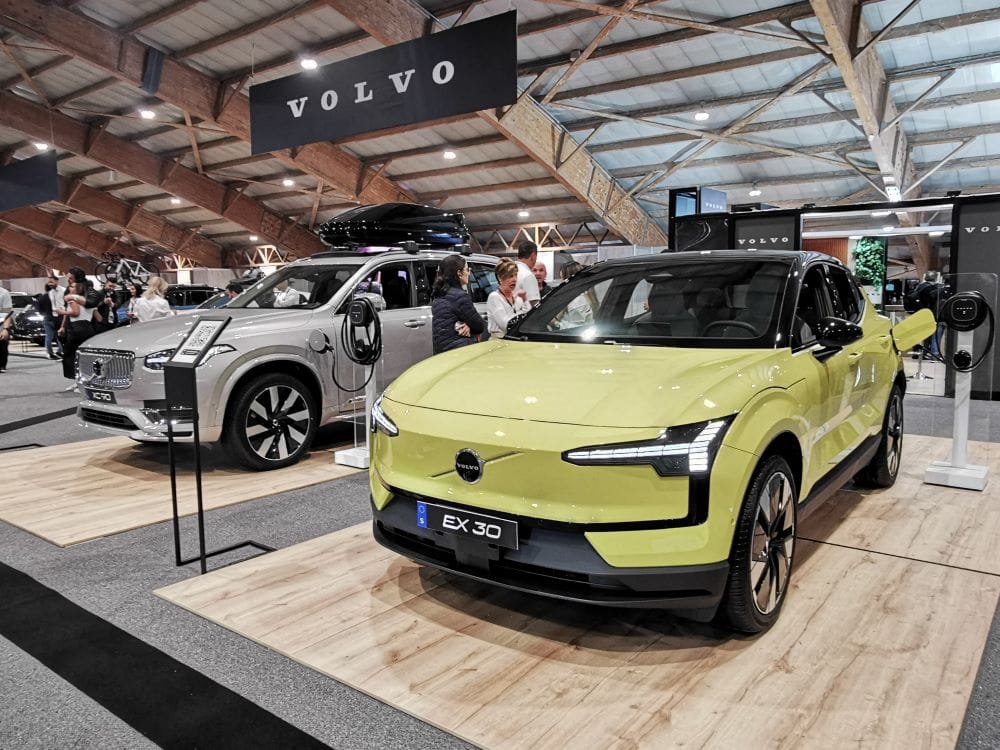 LA INNOVADORA PROPUESTA DE ASTARA EN COLOMBIA: MOVILIDAD SOSTENIBLE Y DIVERSIFICADA V12MAGAZINE Astara marca presencia en el Salón del Automóvil 2024 en Corferias, Bogotá, consolidándose como un referente de movilidad moderna y sostenible. En los pabellones 3, 6 y 7, la empresa expone su potente portafolio que incluye vehículos de marcas como Fiat, Hyundai, Jeep, JMC, Opel, Peugeot, RAM, Volvo, y Zeekr, atendiendo a los intereses de diversos públicos en el sector automotor colombiano. V12MAGAZINE