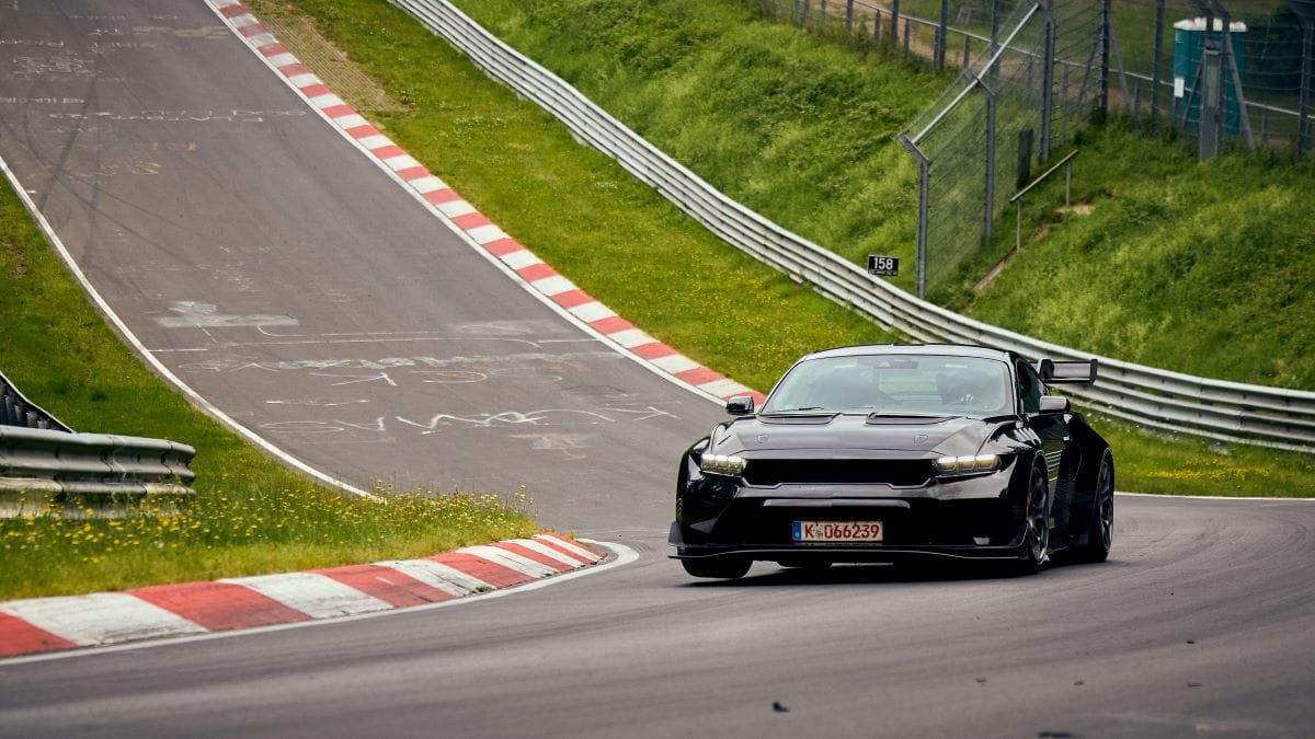 FORD MUSTANG GTD: EL PRIMER DEPORTIVO AMERICANO EN DOMINAR EL “INFIERNO VERDE” V12MAGAZINE El Ford Mustang GTD ha roto barreras. Este superdeportivo estadounidense hizo historia en el icónico circuito de Nürburgring al ser el primero de su tipo en completar una vuelta por debajo de los siete minutos. V12MAGAZINE