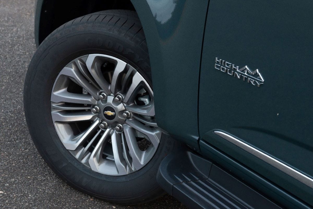 DESCUBRE LA NUEVA CHEVROLET COLORADO 2025: DISEÑO, POTENCIA Y TECNOLOGÍA V12MAGAZINE La Chevrolet Colorado 2025 llega a Colombia renovada y preparada para conquistar cualquier desafío. Con diseño robusto, tecnología avanzada y potencia inigualable, promete ser la aliada perfecta para trabajo y aventura. V12MAGAZINE