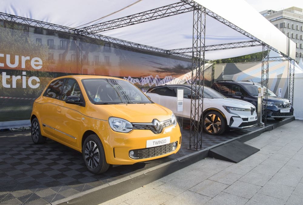 ESTA ES EVA, LA HERRAMIENTA CON INTELIGENCIA ARTICIAL QUE LE AYUDA EN LA COMPRA DE VEHÍCULOS ELÉCTRICOS V12MAGAZINE EVA, la nueva herramienta de Renault, está revolucionando la forma en que los clientes compran vehículos eléctricos. Con su inteligencia artificial, EVA promete simplificar y mejorar la experiencia de compra. V12MAGAZINE