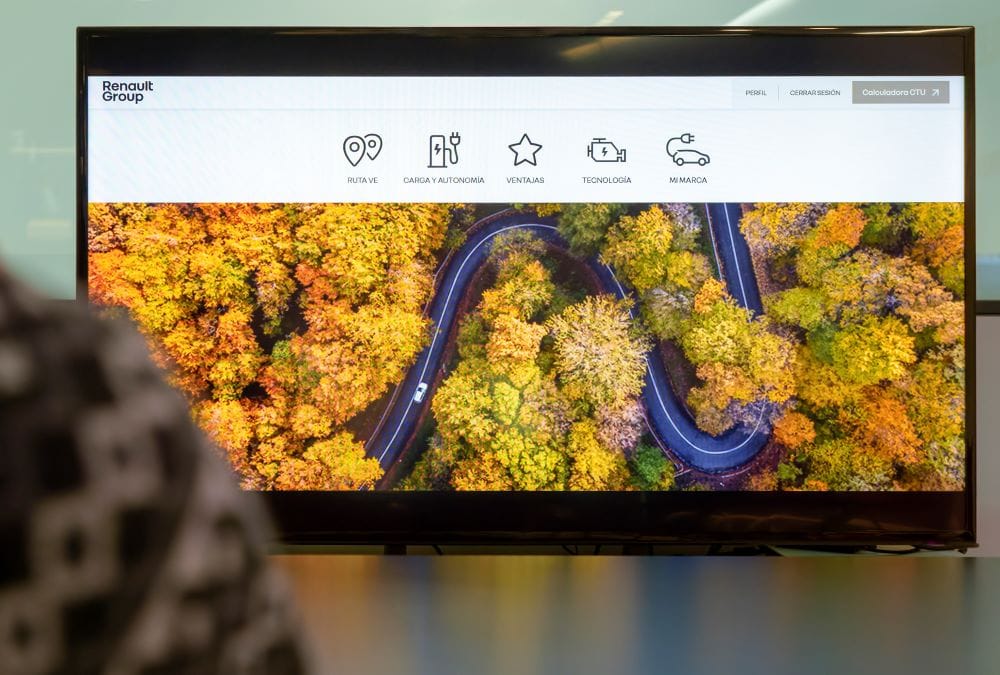 ESTA ES EVA, LA HERRAMIENTA CON INTELIGENCIA ARTICIAL QUE LE AYUDA EN LA COMPRA DE VEHÍCULOS ELÉCTRICOS V12MAGAZINE EVA, la nueva herramienta de Renault, está revolucionando la forma en que los clientes compran vehículos eléctricos. Con su inteligencia artificial, EVA promete simplificar y mejorar la experiencia de compra. V12MAGAZINE