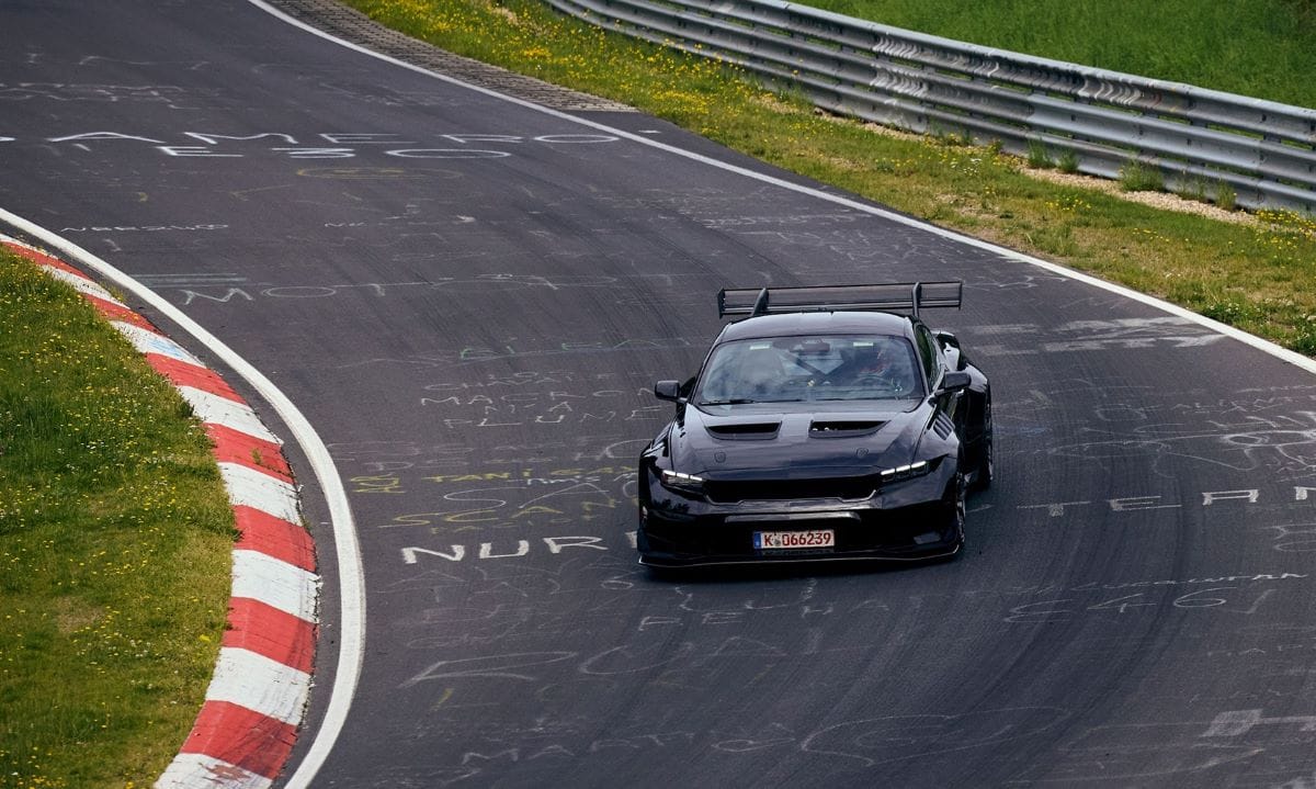FORD MUSTANG GTD: EL PRIMER DEPORTIVO AMERICANO EN DOMINAR EL “INFIERNO VERDE” V12MAGAZINE El Ford Mustang GTD ha roto barreras. Este superdeportivo estadounidense hizo historia en el icónico circuito de Nürburgring al ser el primero de su tipo en completar una vuelta por debajo de los siete minutos. V12MAGAZINE