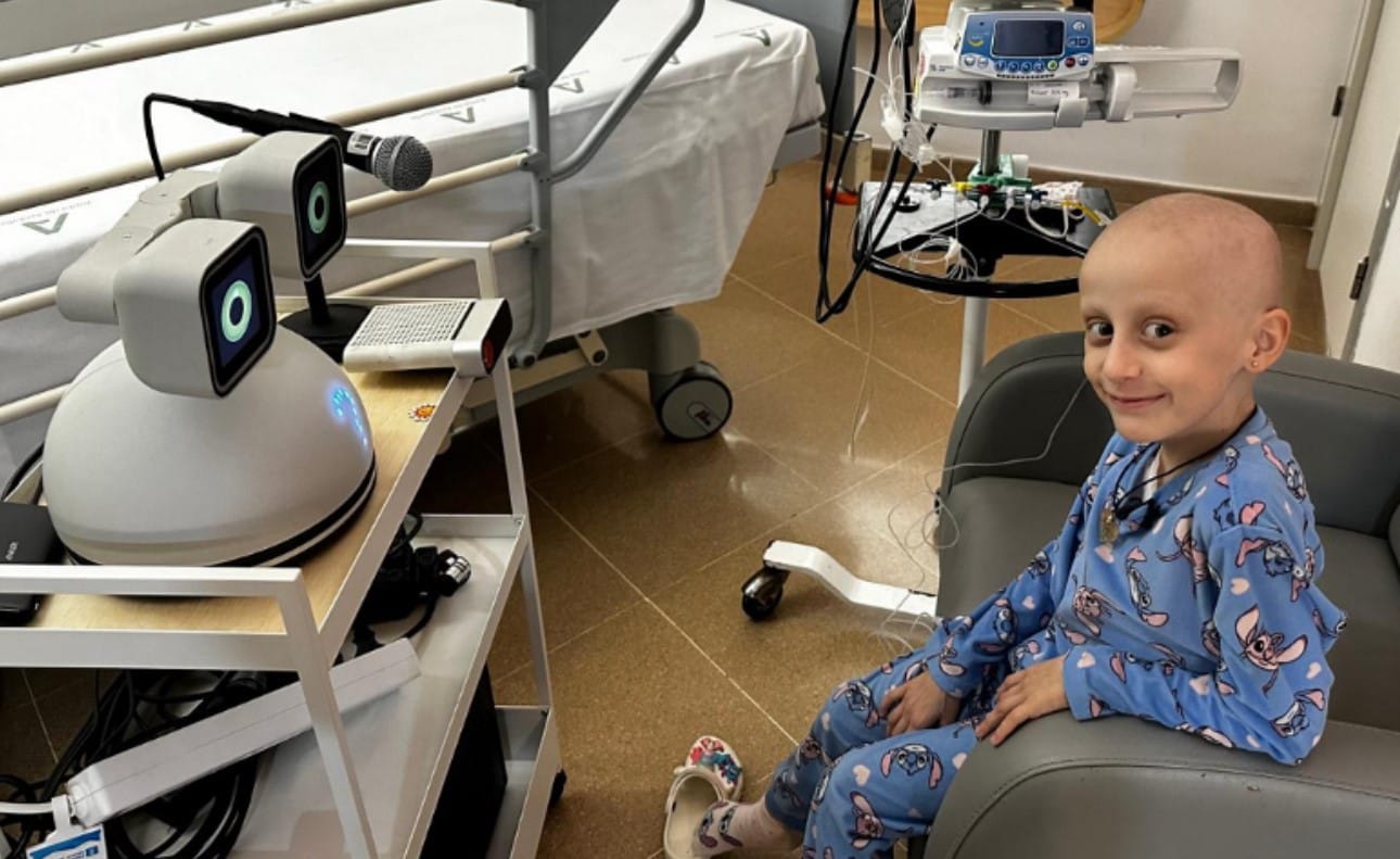 HONDA HARU: EL ROBOT CON INTELIGENCIA ARTIFICIAL QUE MOTIVA A LOS NIÑOS EN ATENCIÓN HOSPITALARIA V12MAGAZINE Honda Research Institute Japan Co., Ltd. (HRI-JP), presentó su robot social Huru, impulsado por IA llamado un robot que tiene como objetivo mejorar el bienestar de los niños mientras están en el hospital. V12MAGAZINE