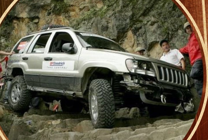 JEEP BUSCA EL GRAND CHEROKEE QUE DEJÓ HUELLA Y UNA LEYENDA EN BOGOTÁ V12MAGAZINE Hace 20 años, un Jeep Grand Cherokee hizo historia al conquistar la cima de Monserrate, en Bogotá. Hoy, la marca busca revivir esa gesta localizando al protagonista de esta hazaña. V12MAGAZINE