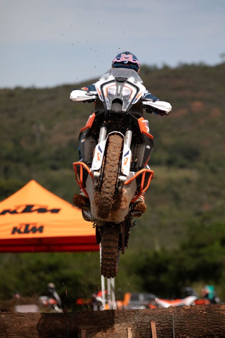 EL KTM ADVENTURE RALLY LATINOAMÉRICA CELEBRÓ POR PRIMERA VEZ EN MEDIO DE LOS BELLOS PAISAJES DE SANTANDER V12MAGAZINE El KTM Adventure Rally llegó a Colombia por primera vez, reuniendo a más de 180 pilotos en los paisajes únicos de Santander, en un evento lleno de emoción, técnica y camaradería. V12MAGAZINE