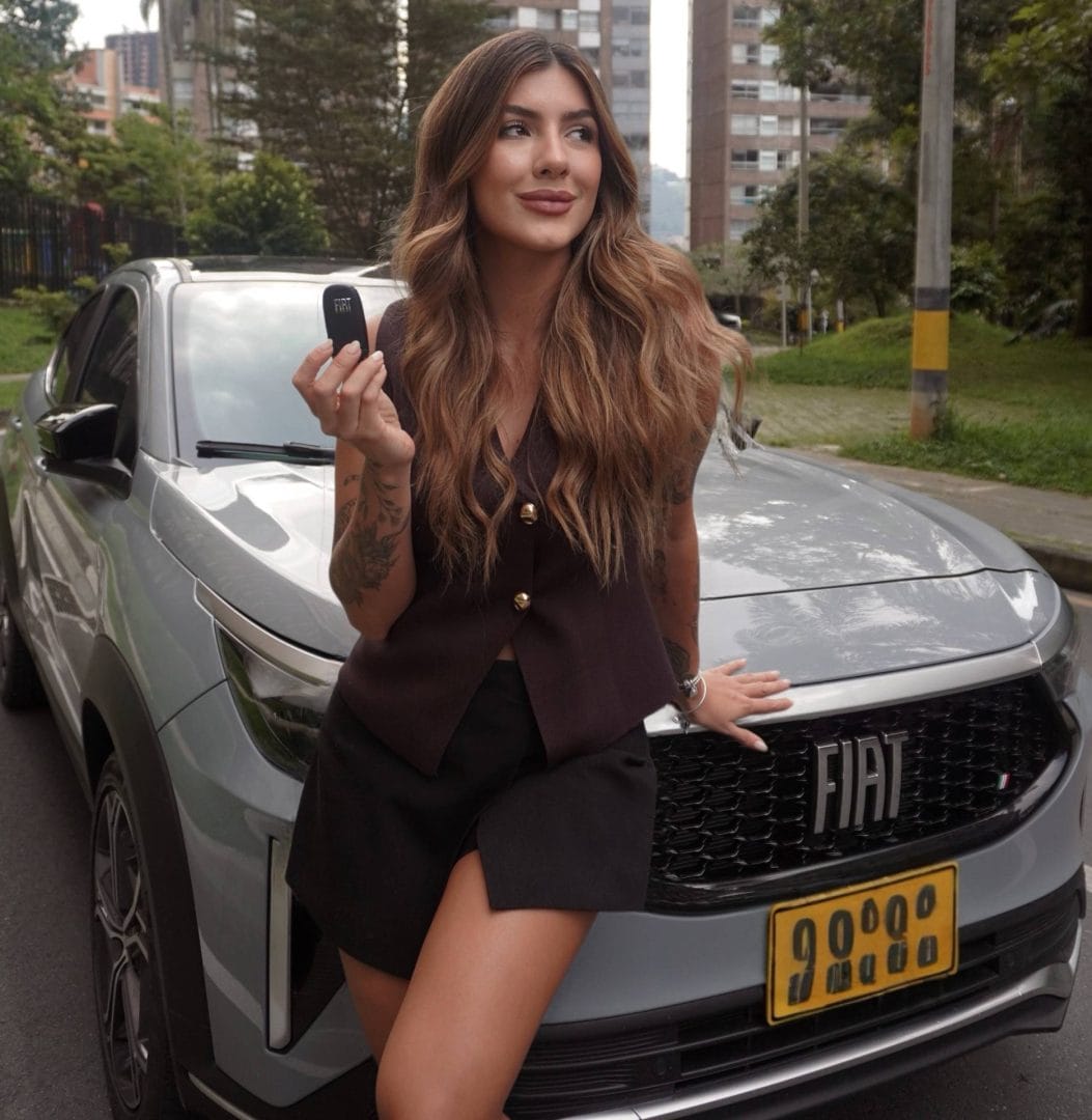 MARÍA VÉLEZ, LA NUEVA EMBAJADORA DEL FIAT FASTBACK EN COLOMBIA V12MAGAZINE Fiat Fastback da la bienvenida a María Vélez como su nueva embajadora en Colombia. La reconocida empresaria y viajera se une a este dinámico SUV coupé para explorar el país con estilo. V12MAGAZINE