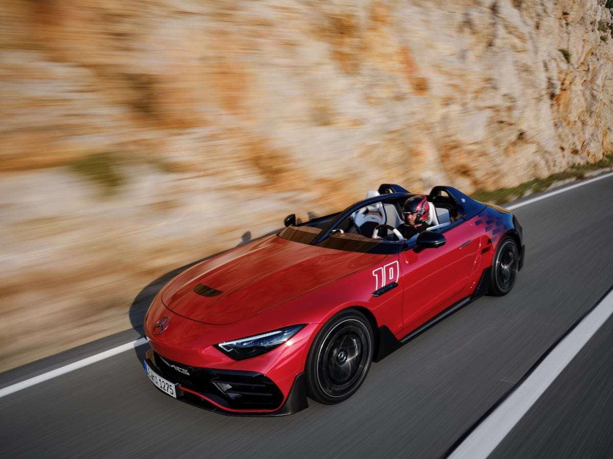 EL NUEVO MERCEDES-AMG PURESPEED: EL DEPORTIVO MÁS EXCLUSIVO DE LA SERIE MYTHOS V12MAGAZINE El Mercedes-AMG PureSpeed ha hecho su debut en el Gran Premio de Abu Dhabi, estableciendo un nuevo estándar en diseño y prestaciones. Este biplaza totalmente abierto, sin techo ni parabrisas, celebra la herencia de las carreras y redefine la experiencia de conducción. V12MAGAZINE