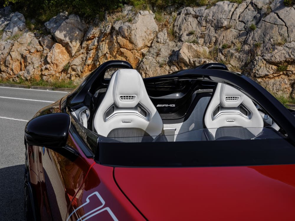 EL NUEVO MERCEDES-AMG PURESPEED: EL DEPORTIVO MÁS EXCLUSIVO DE LA SERIE MYTHOS V12MAGAZINE El Mercedes-AMG PureSpeed ha hecho su debut en el Gran Premio de Abu Dhabi, estableciendo un nuevo estándar en diseño y prestaciones. Este biplaza totalmente abierto, sin techo ni parabrisas, celebra la herencia de las carreras y redefine la experiencia de conducción. V12MAGAZINE