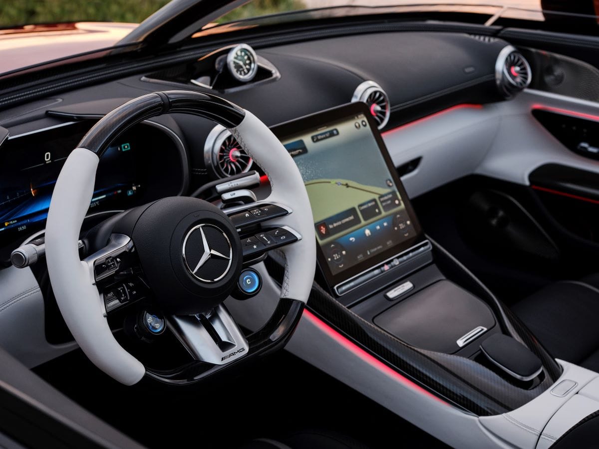 EL NUEVO MERCEDES-AMG PURESPEED: EL DEPORTIVO MÁS EXCLUSIVO DE LA SERIE MYTHOS V12MAGAZINE El Mercedes-AMG PureSpeed ha hecho su debut en el Gran Premio de Abu Dhabi, estableciendo un nuevo estándar en diseño y prestaciones. Este biplaza totalmente abierto, sin techo ni parabrisas, celebra la herencia de las carreras y redefine la experiencia de conducción. V12MAGAZINE