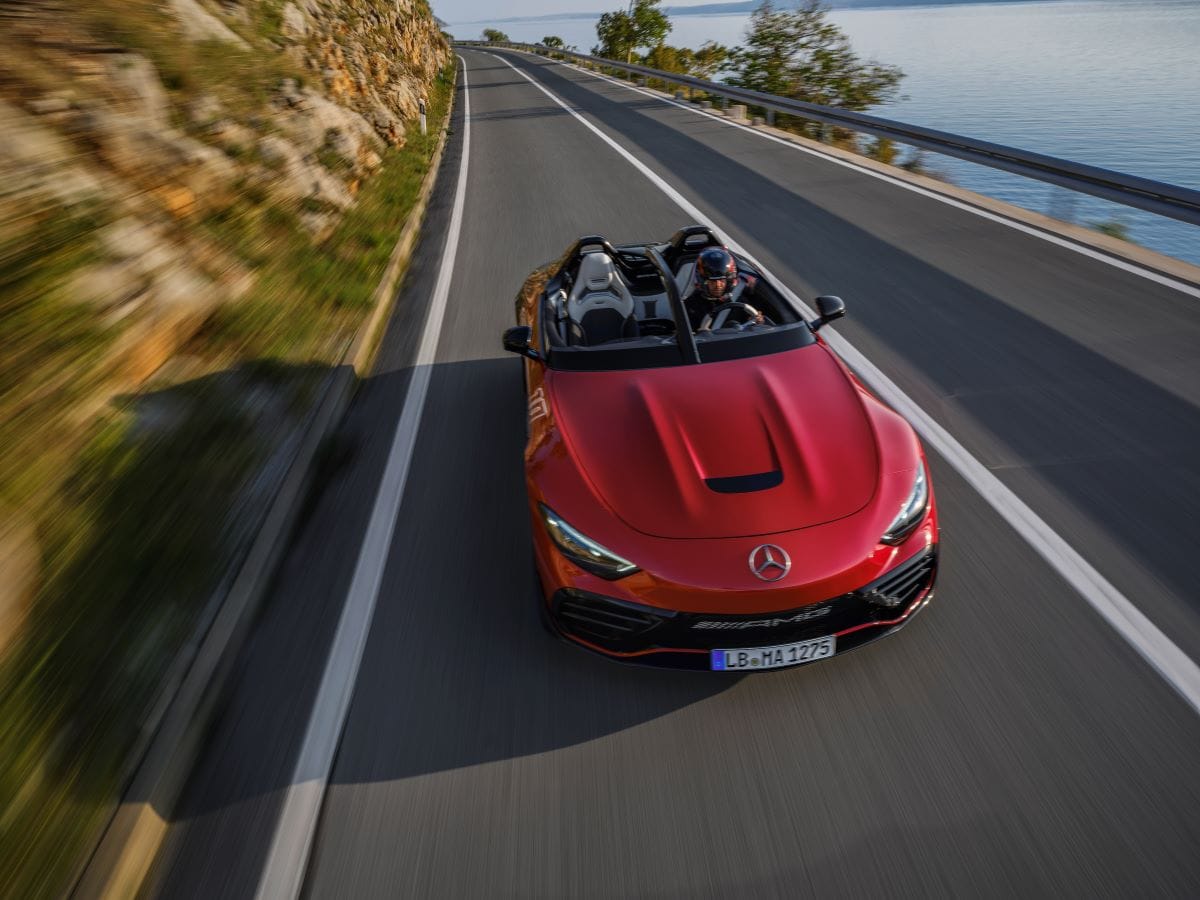 EL NUEVO MERCEDES-AMG PURESPEED: EL DEPORTIVO MÁS EXCLUSIVO DE LA SERIE MYTHOS V12MAGAZINE El Mercedes-AMG PureSpeed ha hecho su debut en el Gran Premio de Abu Dhabi, estableciendo un nuevo estándar en diseño y prestaciones. Este biplaza totalmente abierto, sin techo ni parabrisas, celebra la herencia de las carreras y redefine la experiencia de conducción. V12MAGAZINE
