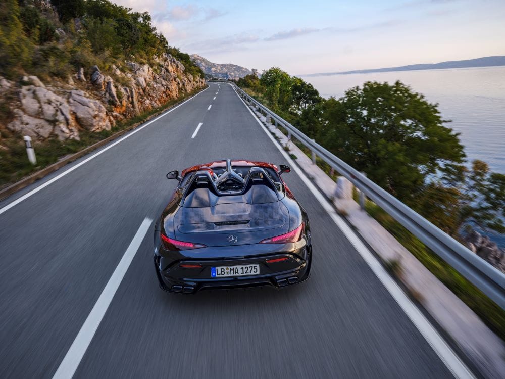 EL NUEVO MERCEDES-AMG PURESPEED: EL DEPORTIVO MÁS EXCLUSIVO DE LA SERIE MYTHOS V12MAGAZINE El Mercedes-AMG PureSpeed ha hecho su debut en el Gran Premio de Abu Dhabi, estableciendo un nuevo estándar en diseño y prestaciones. Este biplaza totalmente abierto, sin techo ni parabrisas, celebra la herencia de las carreras y redefine la experiencia de conducción. V12MAGAZINE