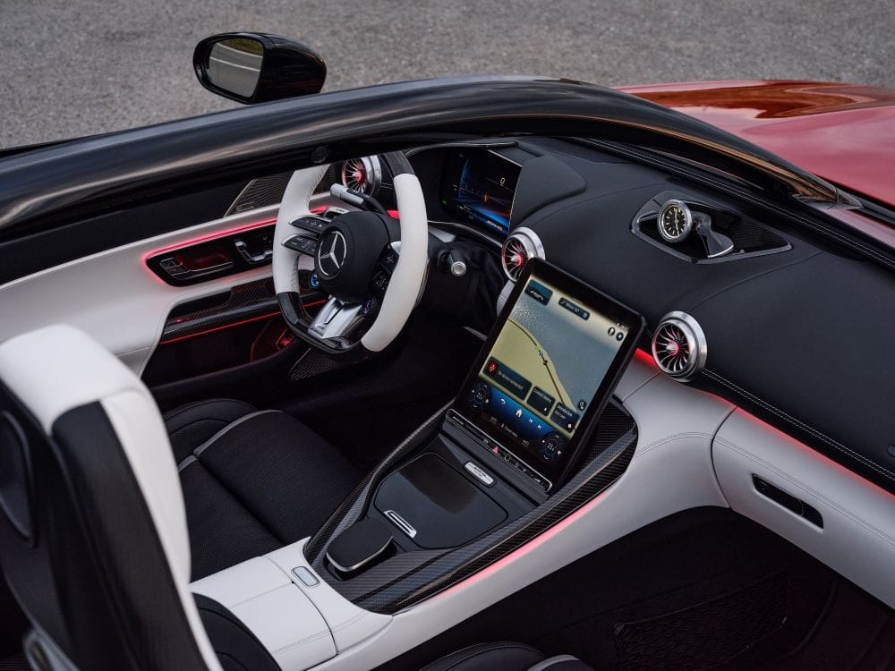 EL NUEVO MERCEDES-AMG PURESPEED: EL DEPORTIVO MÁS EXCLUSIVO DE LA SERIE MYTHOS V12MAGAZINE El Mercedes-AMG PureSpeed ha hecho su debut en el Gran Premio de Abu Dhabi, estableciendo un nuevo estándar en diseño y prestaciones. Este biplaza totalmente abierto, sin techo ni parabrisas, celebra la herencia de las carreras y redefine la experiencia de conducción. V12MAGAZINE