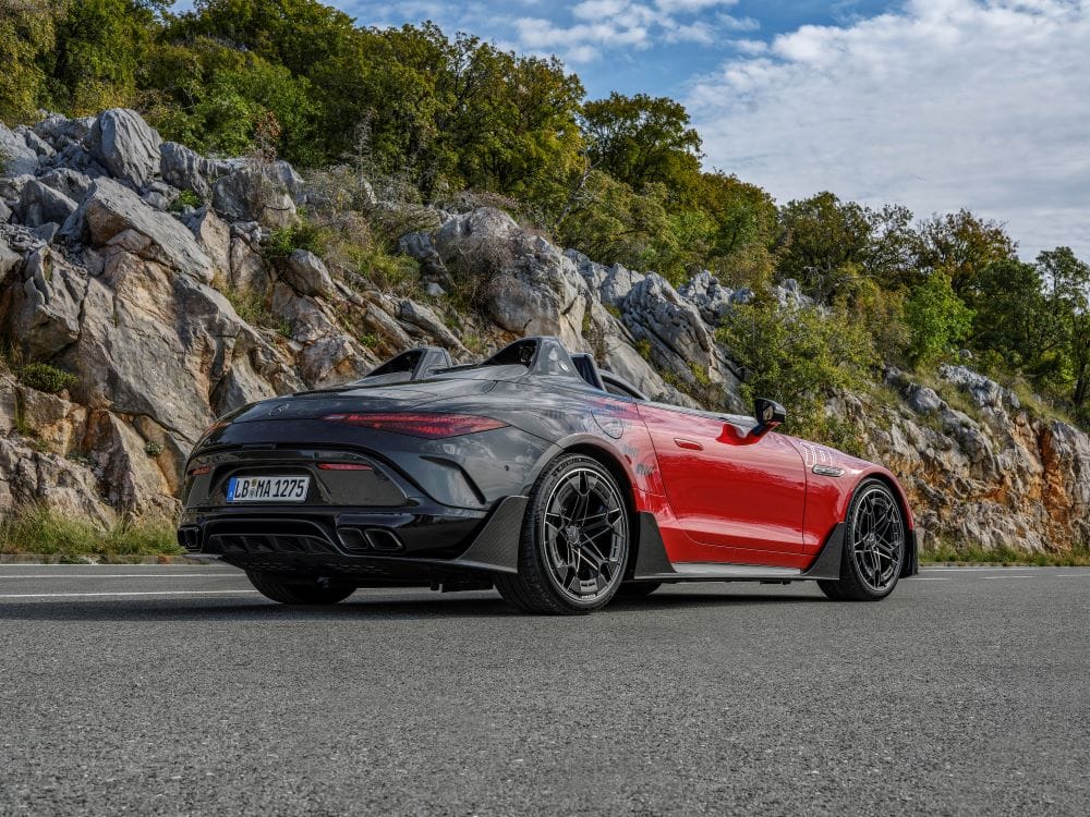 EL NUEVO MERCEDES-AMG PURESPEED: EL DEPORTIVO MÁS EXCLUSIVO DE LA SERIE MYTHOS V12MAGAZINE El Mercedes-AMG PureSpeed ha hecho su debut en el Gran Premio de Abu Dhabi, estableciendo un nuevo estándar en diseño y prestaciones. Este biplaza totalmente abierto, sin techo ni parabrisas, celebra la herencia de las carreras y redefine la experiencia de conducción. V12MAGAZINE