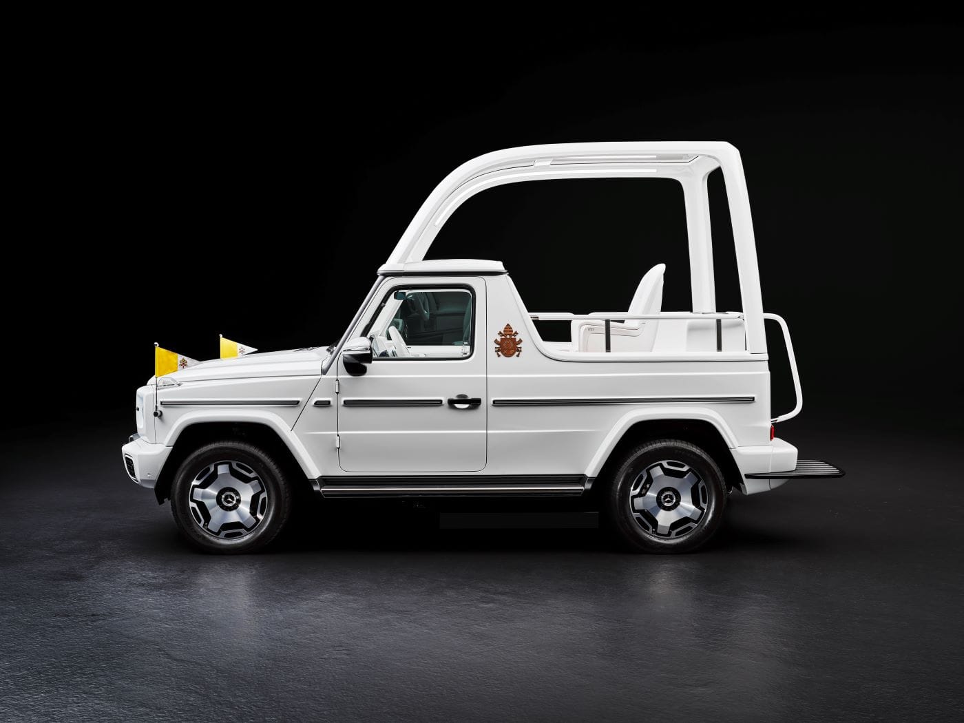 EL PRIMER PAPAMÓVIL ELÉCTRICO: UNA JOYA HECHA A MANO PARA EL PAPA FRANCISCO DE PARTE DE MERCEDES-BENZ V12MAGAZINE El Papa Francisco recibe un revolucionario papamóvil eléctrico, diseñado por Mercedes-Benz, que combina tecnología, sostenibilidad y lujo para liderar sus apariciones públicas durante el Jubileo de 2025. V12MAGAZINE