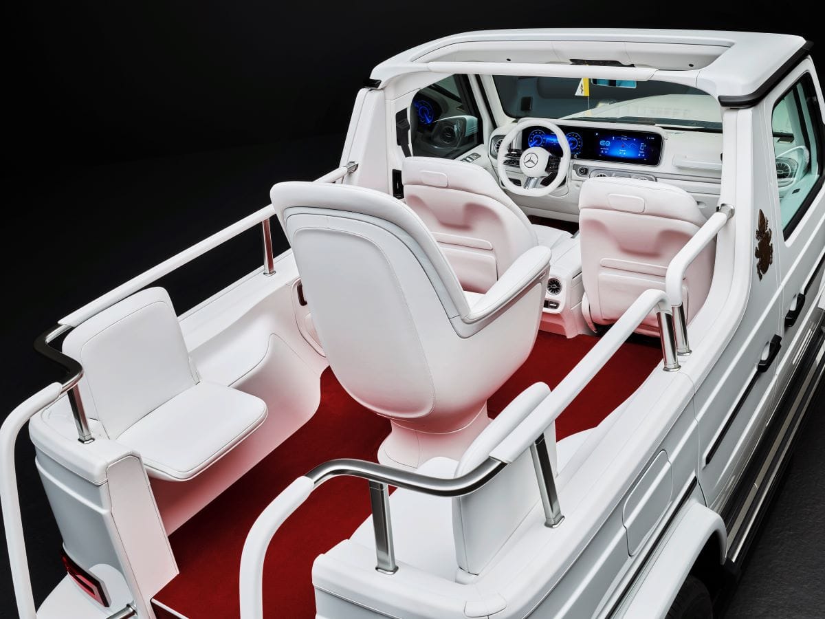 EL PRIMER PAPAMÓVIL ELÉCTRICO: UNA JOYA HECHA A MANO PARA EL PAPA FRANCISCO DE PARTE DE MERCEDES-BENZ V12MAGAZINE El Papa Francisco recibe un revolucionario papamóvil eléctrico, diseñado por Mercedes-Benz, que combina tecnología, sostenibilidad y lujo para liderar sus apariciones públicas durante el Jubileo de 2025. V12MAGAZINE