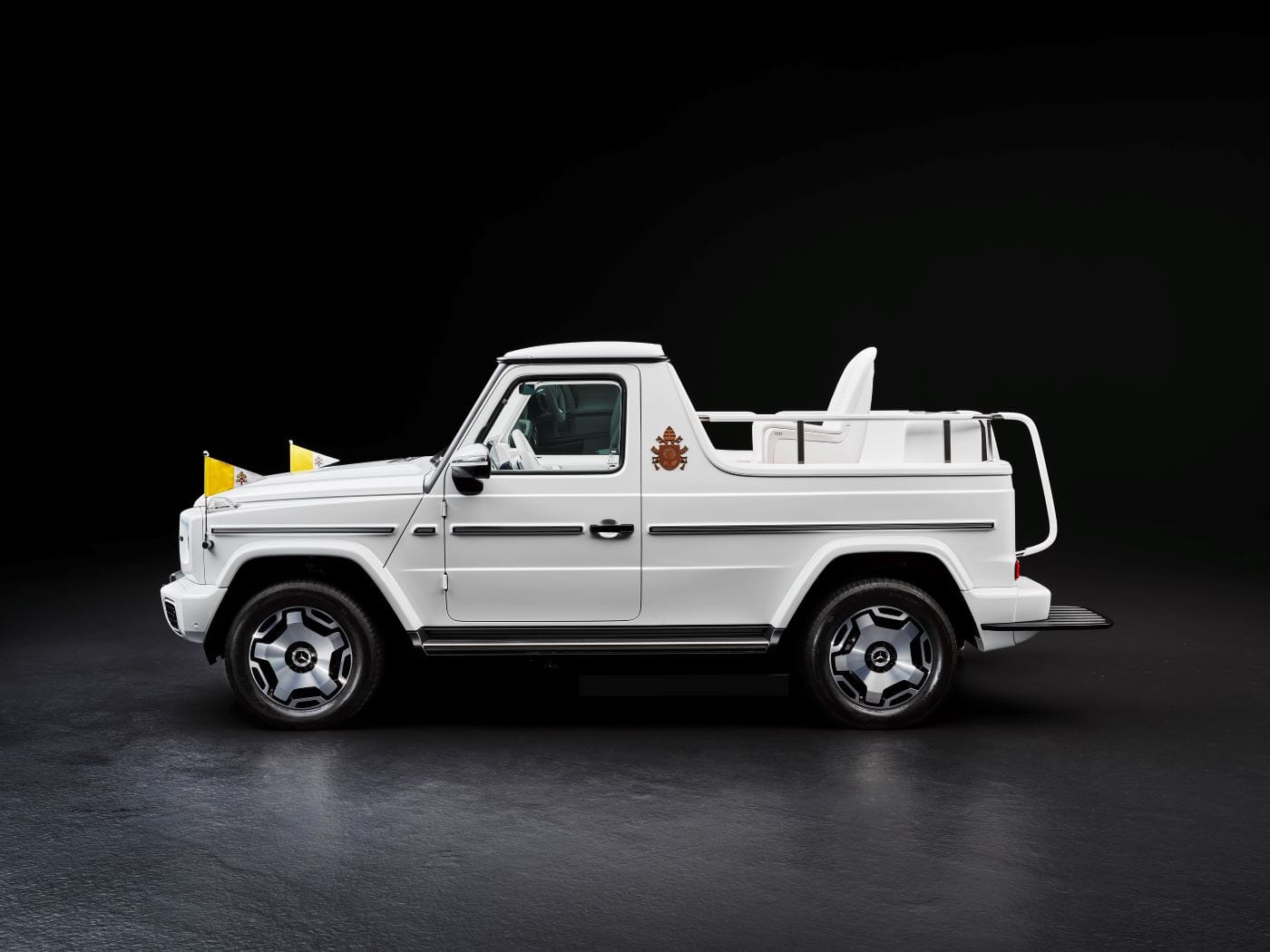 EL PRIMER PAPAMÓVIL ELÉCTRICO: UNA JOYA HECHA A MANO PARA EL PAPA FRANCISCO DE PARTE DE MERCEDES-BENZ V12MAGAZINE papamóvil eléctrico