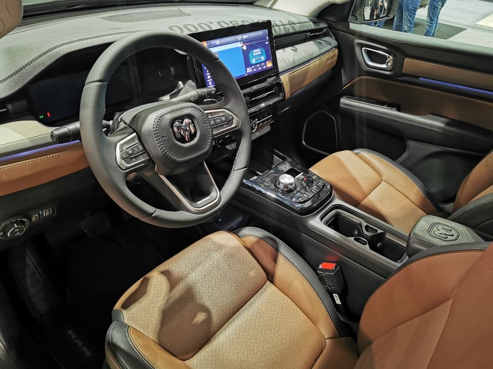 NUEVA RAM RAMPAGE: LA PICK-UP MÁS POTENTE Y TECNOLÓGICA DE SURAMÉRICA. ¡YA ESTÁ EN COLOMBIA! V12MAGAZINE La Ram Rampage, la primera camioneta de la marca diseñada en Latinoamérica llega a Colombia con un diseño imponente, motor turbo de alto desempeño y tecnología avanzada. V12MAGAZINE