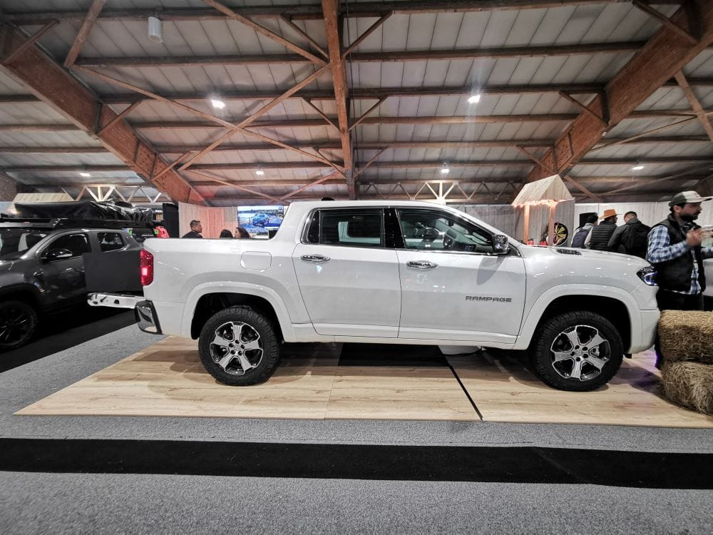 NUEVA RAM RAMPAGE: LA PICK-UP MÁS POTENTE Y TECNOLÓGICA DE SURAMÉRICA. ¡YA ESTÁ EN COLOMBIA! V12MAGAZINE La Ram Rampage, la primera camioneta de la marca diseñada en Latinoamérica llega a Colombia con un diseño imponente, motor turbo de alto desempeño y tecnología avanzada. V12MAGAZINE