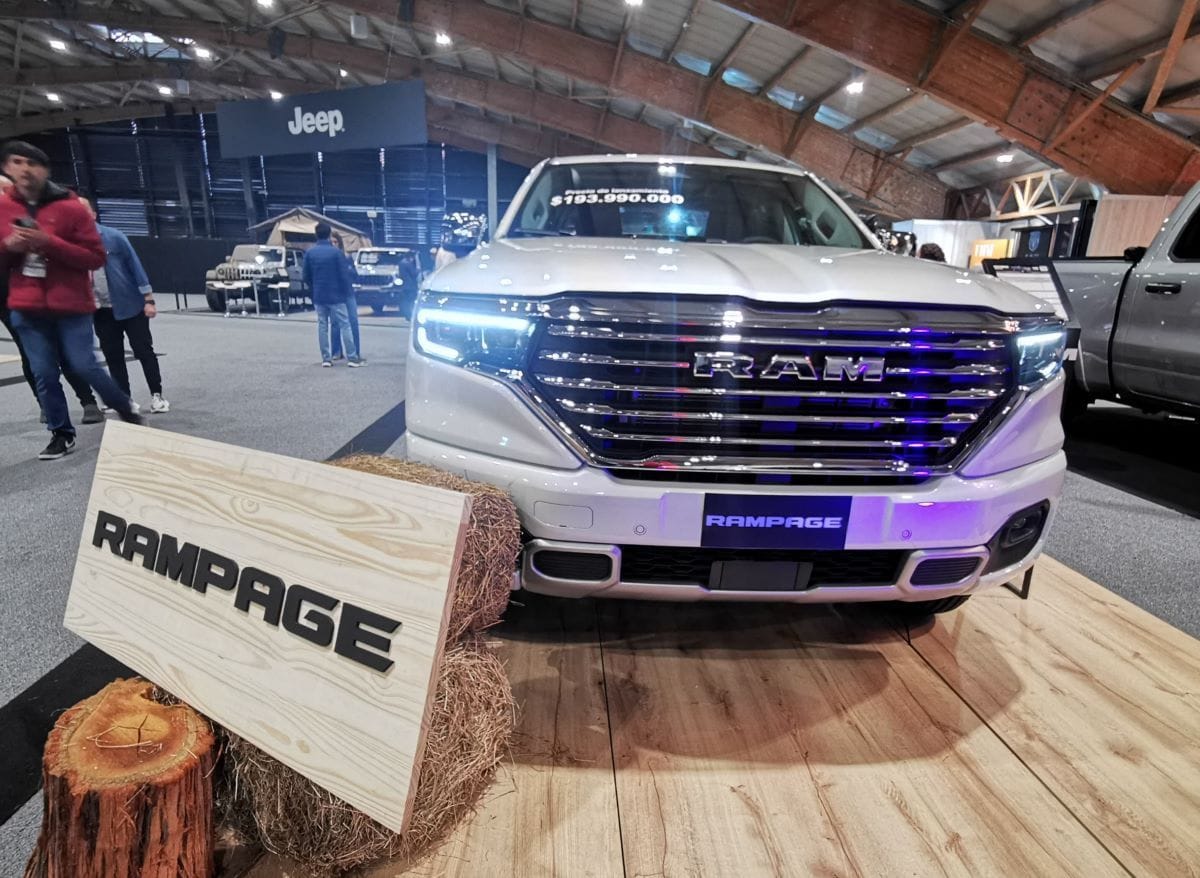 NUEVA RAM RAMPAGE: LA PICK-UP MÁS POTENTE Y TECNOLÓGICA DE SURAMÉRICA. ¡YA ESTÁ EN COLOMBIA! V12MAGAZINE La Ram Rampage, la primera camioneta de la marca diseñada en Latinoamérica llega a Colombia con un diseño imponente, motor turbo de alto desempeño y tecnología avanzada. V12MAGAZINE