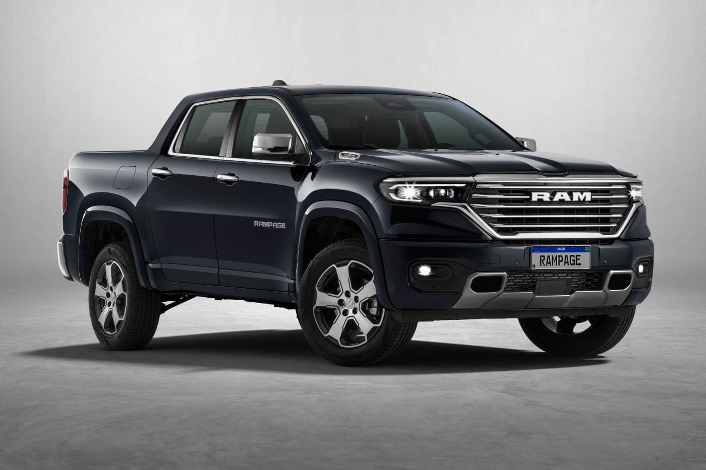 NUEVA RAM RAMPAGE: LA PICK-UP MÁS POTENTE Y TECNOLÓGICA DE SURAMÉRICA. ¡YA ESTÁ EN COLOMBIA! V12MAGAZINE La Ram Rampage, la primera camioneta de la marca diseñada en Latinoamérica llega a Colombia con un diseño imponente, motor turbo de alto desempeño y tecnología avanzada. V12MAGAZINE