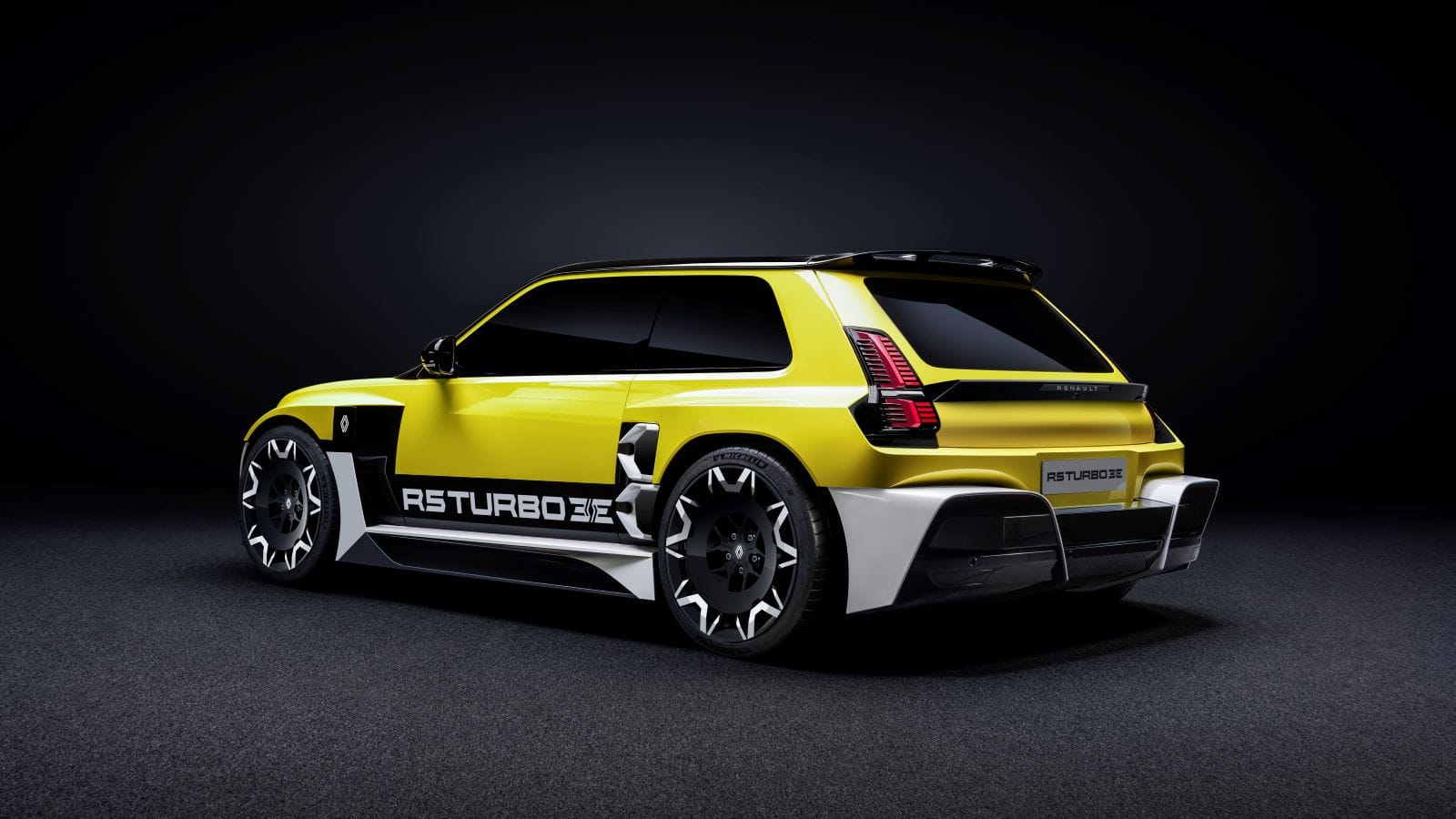 RENAULT 5 TURBO 3E: EL MITO REGRESARÁ Y MÁS POTENTE QUE NUNCA V12MAGAZINE Renault 5 Turbo 3E es la sorpresa que tenía guardad las marca para sus seguidores en el mundo. Será la reinterpretación moderna y eléctrica de un ícono de los años 80. V12MAGAZINE