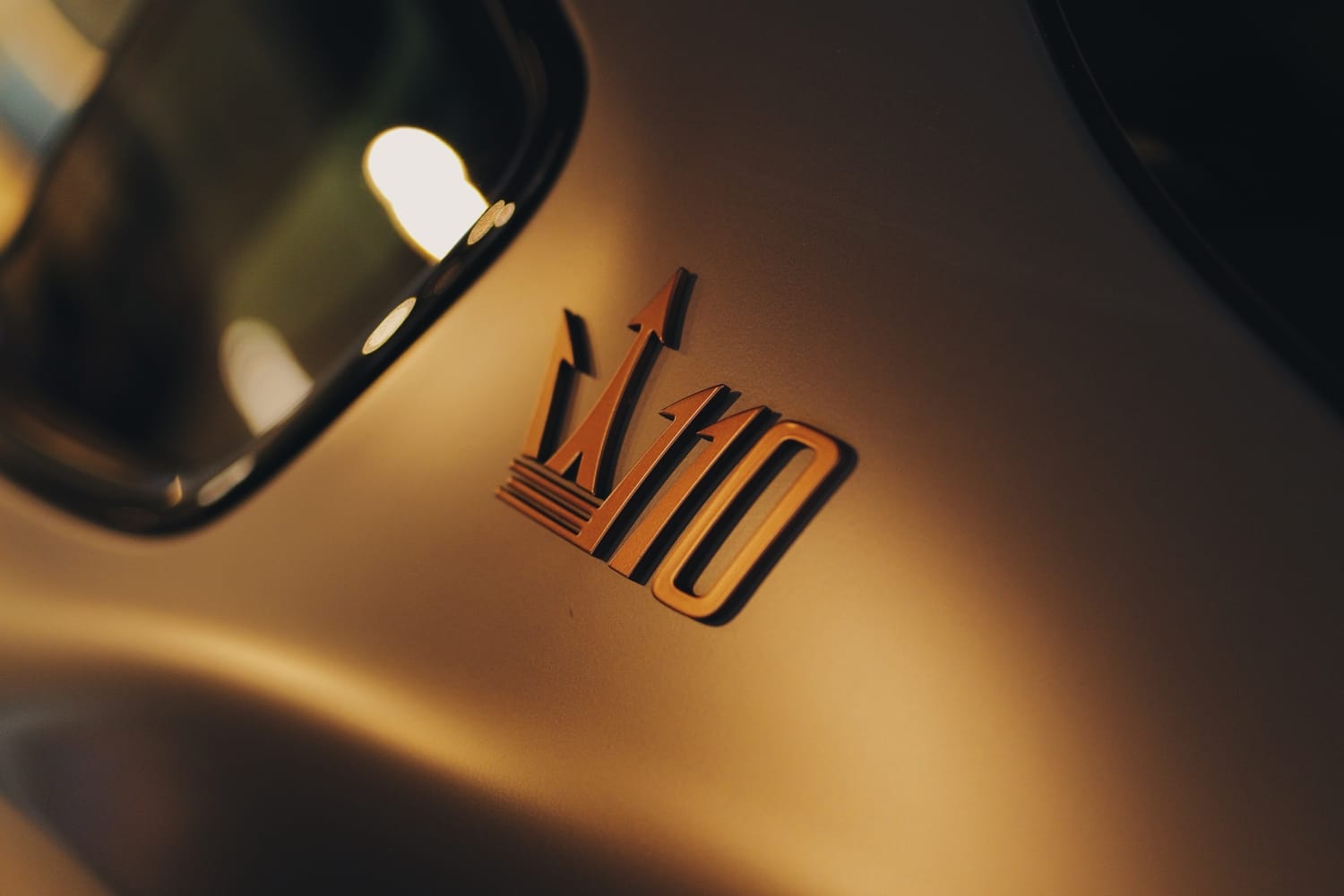 MASERATI CELABRA POR TODO EL MUNDO, SUS 110 AÑOS DE HISTORIA, INNOVACIÓN Y PASIÓN V12MAGAZINE Maserati celebra su 110 aniversario con un despliegue global de eventos, reafirmando su legado de lujo, innovación y pasión italiana en ciudades icónicas como Módena, Tokio y Miami. V12MAGAZINE