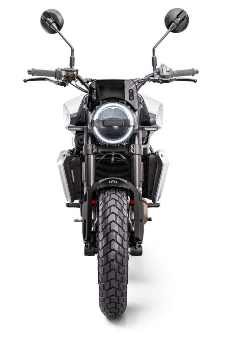 HUSQVARNA SVARTPILEN 801: LA JOYA DE DOS RUEDAS V12MAGAZINE Husqvarna suma a su portafolio, la nueva Svartpilen 801, una motocicleta diseñada para explorar y recorrer la ciudad. Con un diseño escandinavo y características innovadoras, esta moto promete revolucionar el mercado. V12MAGAZINE