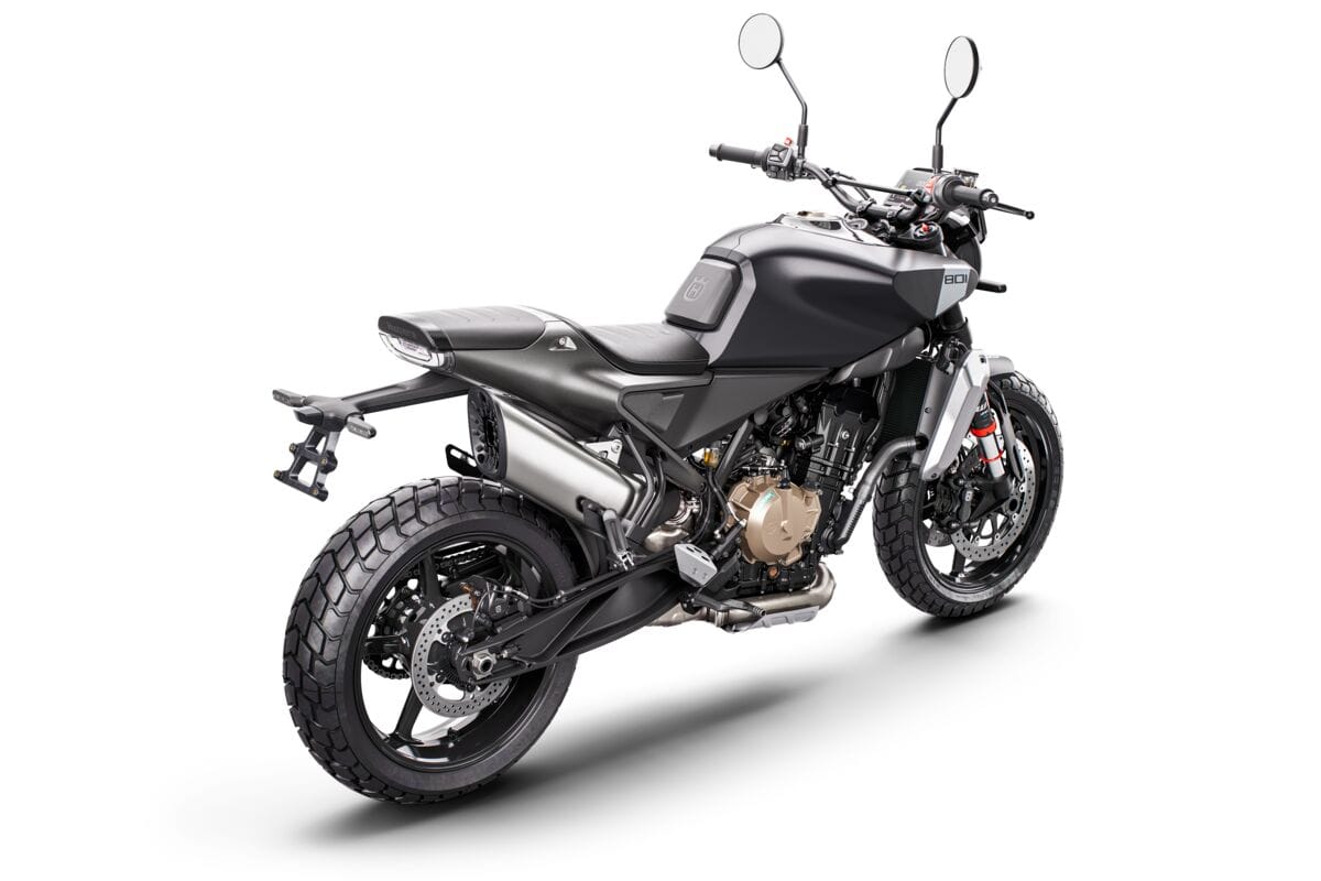 HUSQVARNA SVARTPILEN 801: LA JOYA DE DOS RUEDAS V12MAGAZINE Husqvarna suma a su portafolio, la nueva Svartpilen 801, una motocicleta diseñada para explorar y recorrer la ciudad. Con un diseño escandinavo y características innovadoras, esta moto promete revolucionar el mercado. V12MAGAZINE