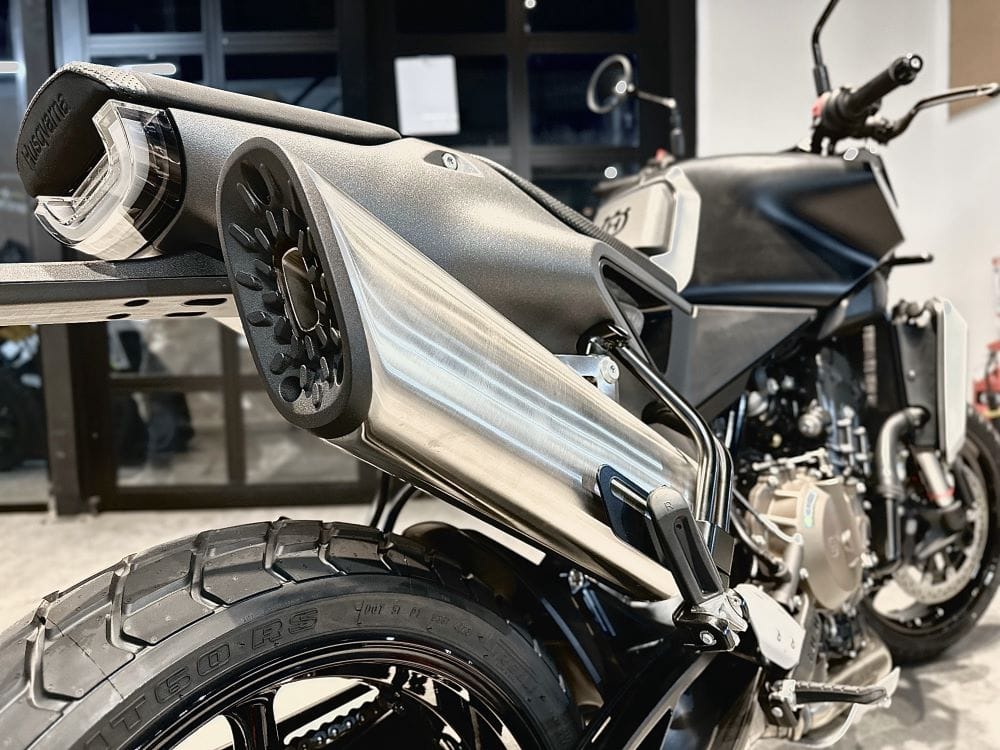 HUSQVARNA SVARTPILEN 801: LA JOYA DE DOS RUEDAS V12MAGAZINE Husqvarna suma a su portafolio, la nueva Svartpilen 801, una motocicleta diseñada para explorar y recorrer la ciudad. Con un diseño escandinavo y características innovadoras, esta moto promete revolucionar el mercado. V12MAGAZINE