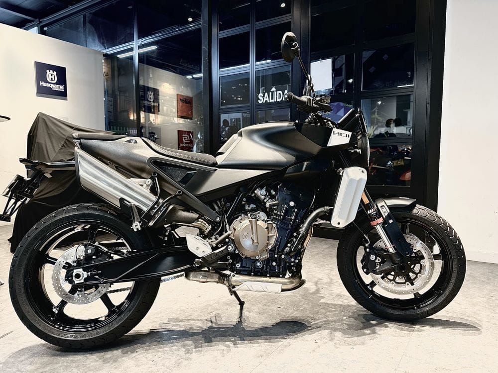 HUSQVARNA SVARTPILEN 801: LA JOYA DE DOS RUEDAS V12MAGAZINE Svartpilen 801