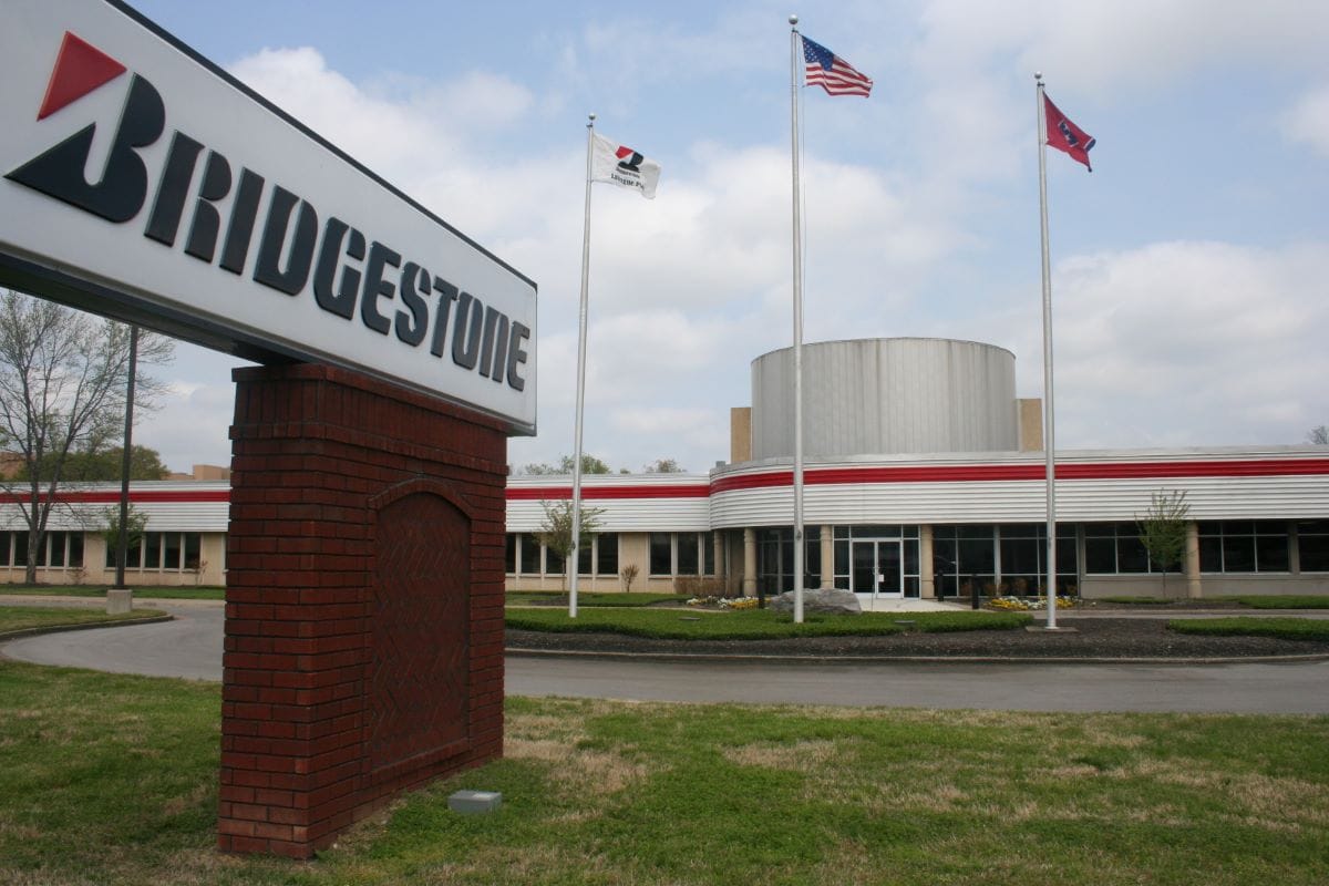 BRIDGESTONE REVOLUCIONA EL CAUCHO SINTÉTICO: RECIBE SUBSIDIO PARA LLANTAS MÁS SOSTENIBLES V12MAGAZINE Bridgestone continúa liderando la transición hacia un futuro sostenible. La compañía recibió un subsidio clave para desarrollar un método revolucionario de producción de caucho sintético a partir de etanol, reduciendo su huella ambiental. V12MAGAZINE