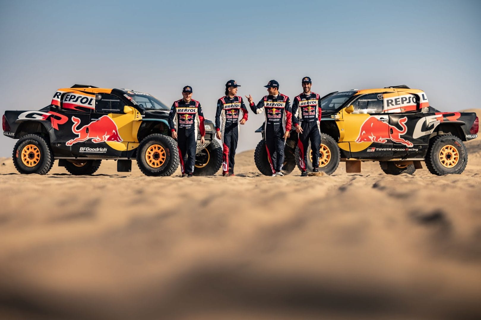 TOYOTA GAZOO RACING EN ARABIA SAUDÍ Y EL RETO EXTREMO EN EL DAKAR 2025. ¿HASTA DÓNDE LLEGARÁ? V12MAGAZINE TOYOTA GAZOO Racing se alista para conquistar el Rally Dakar 2025 en Arabia Saudí, enfrentando 8.000 kilómetros de terreno implacable en la carrera más exigente del mundo. V12MAGAZINE